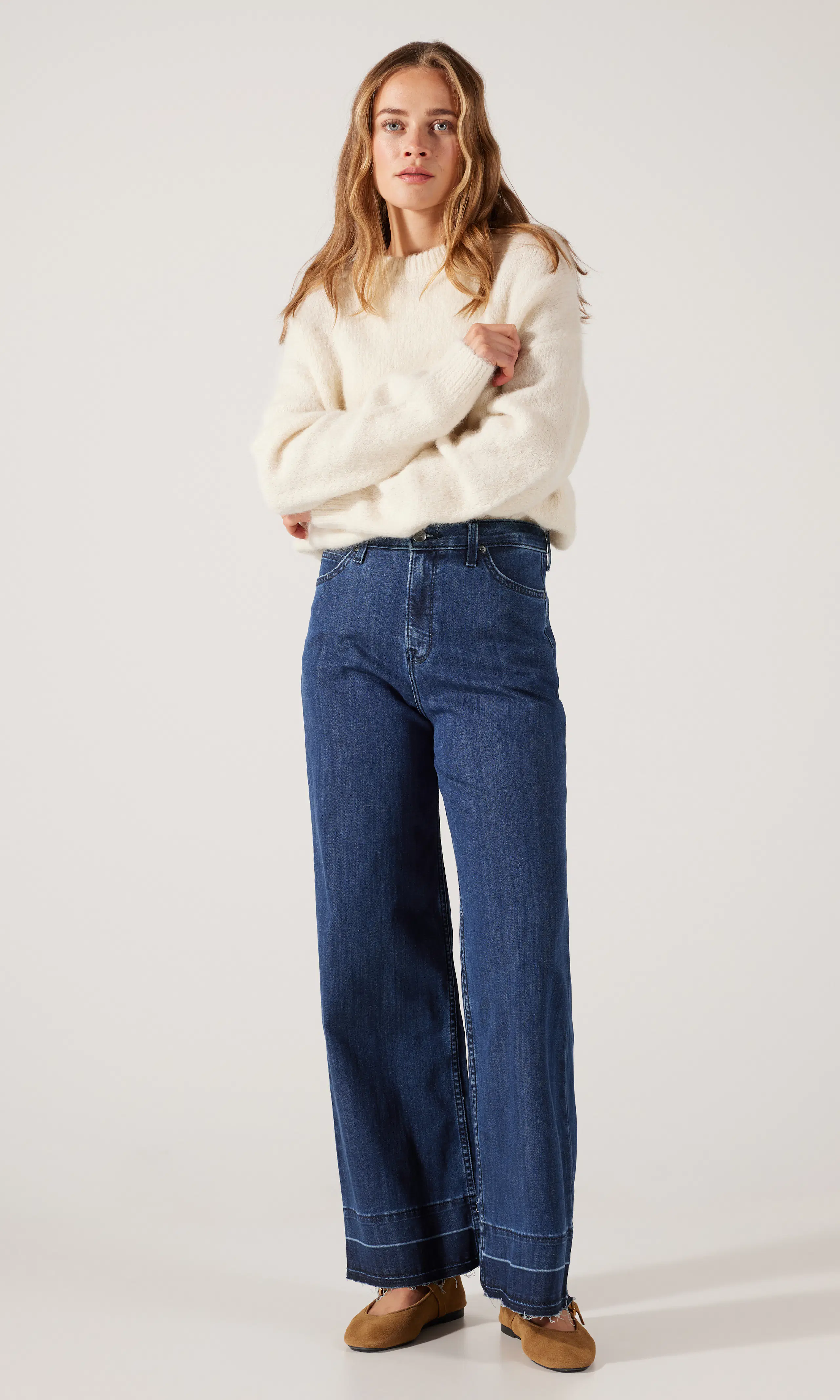Stella Mørk Blå Jeans. Front 1. Model.