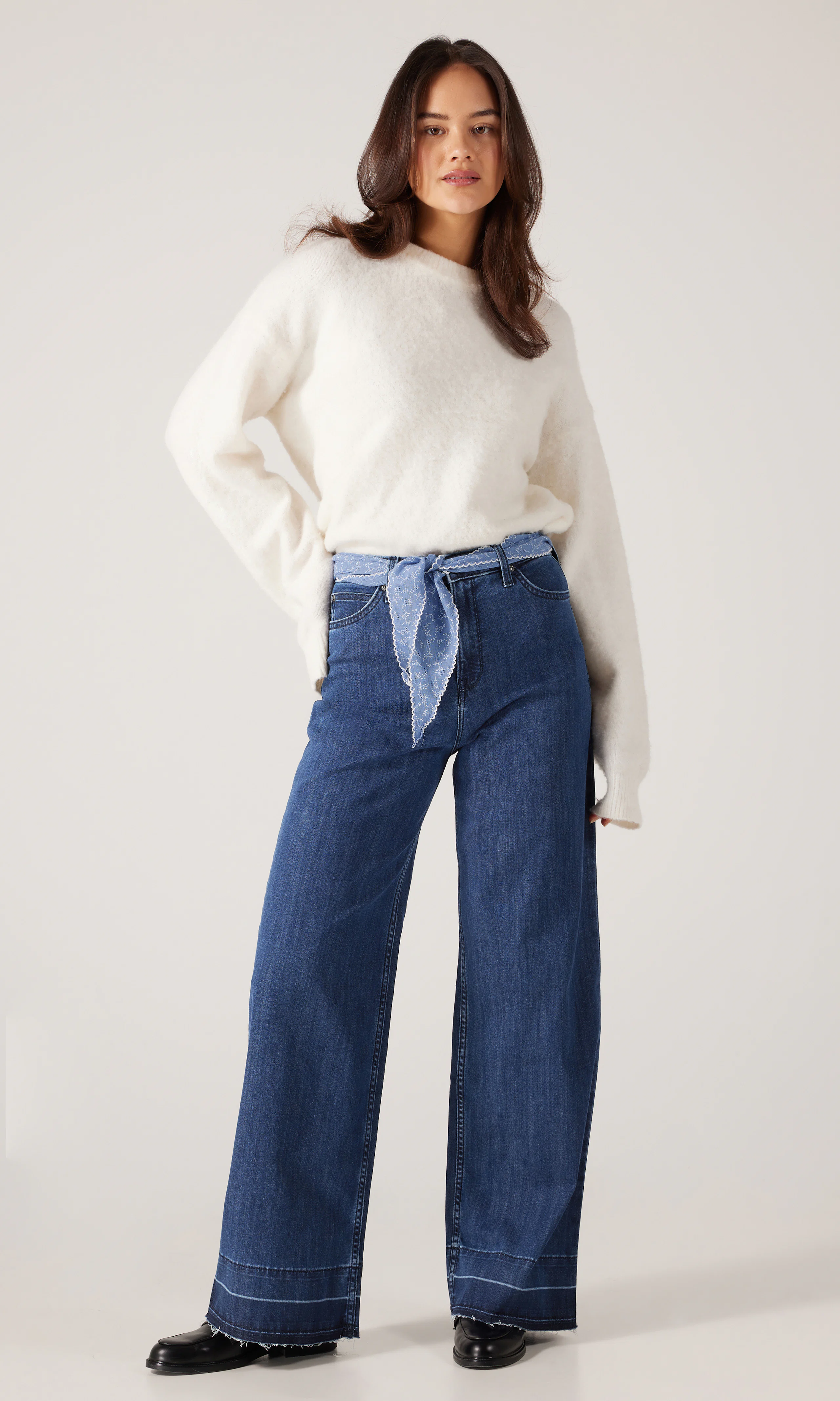 Stella Mørk Blå Jeans. Front 1. Model.