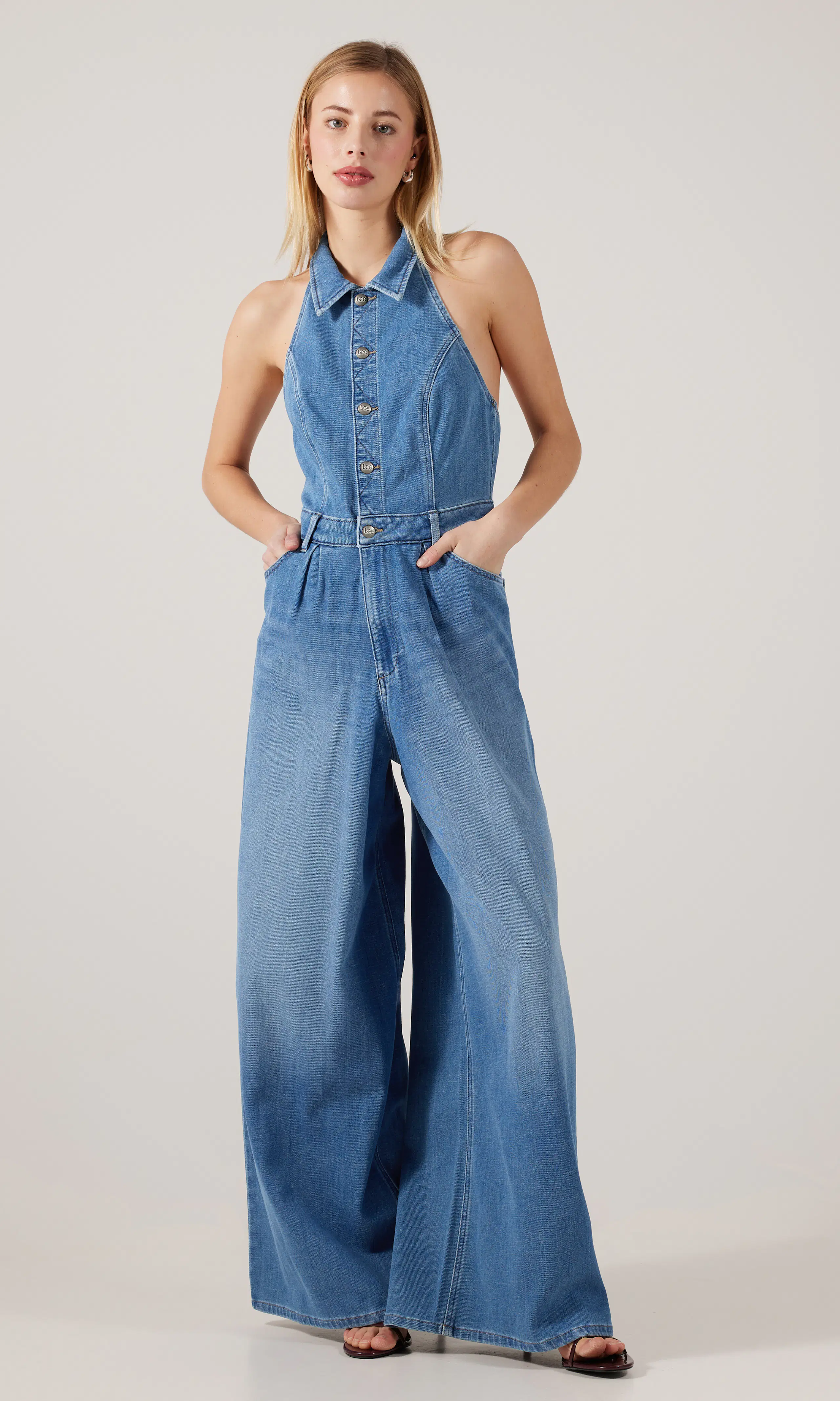 Lightweight Regular Wide Leg Medium Blå Jumpsuit. Front. Model.