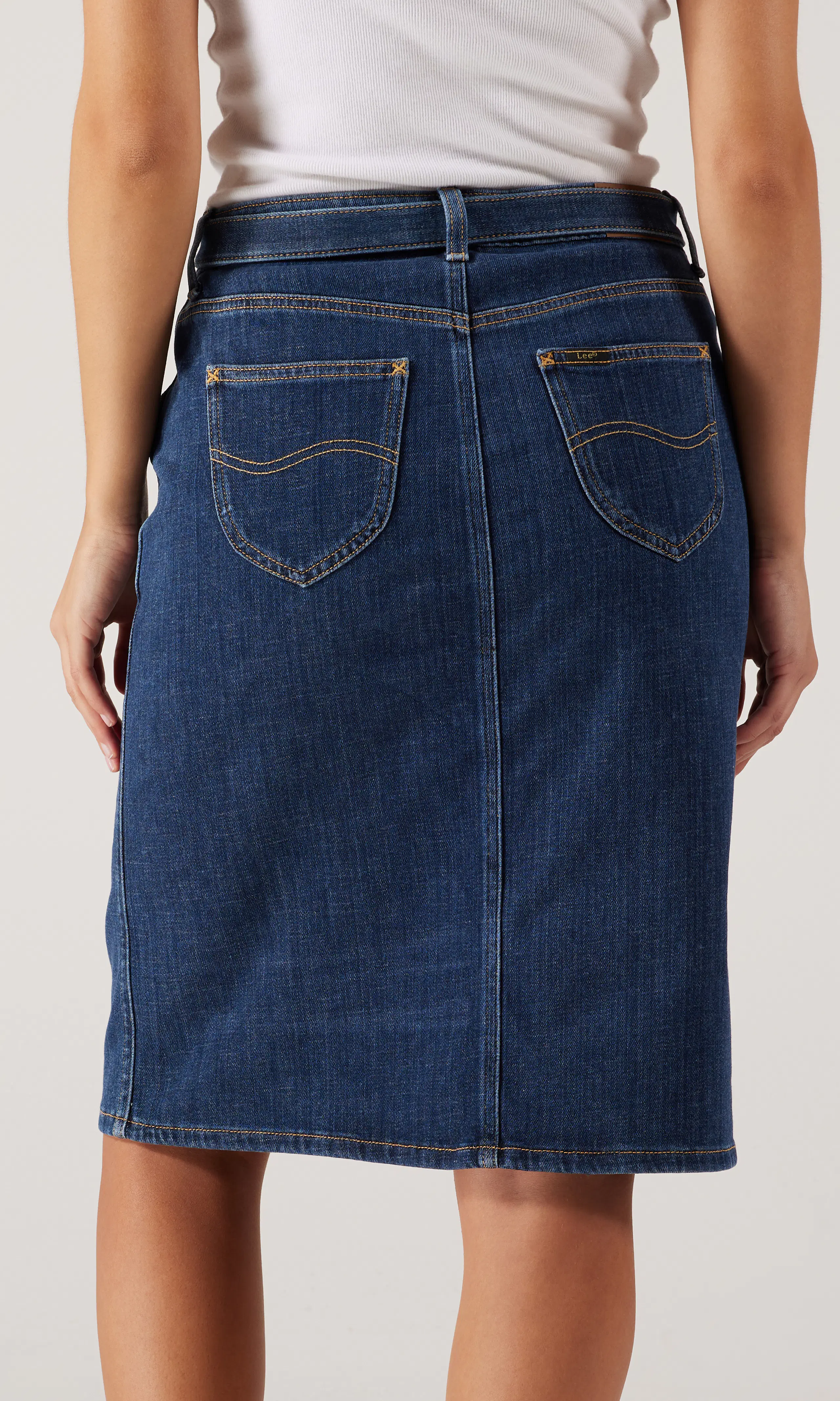 Midikjol i Denim Med Knytning. Back. Model.