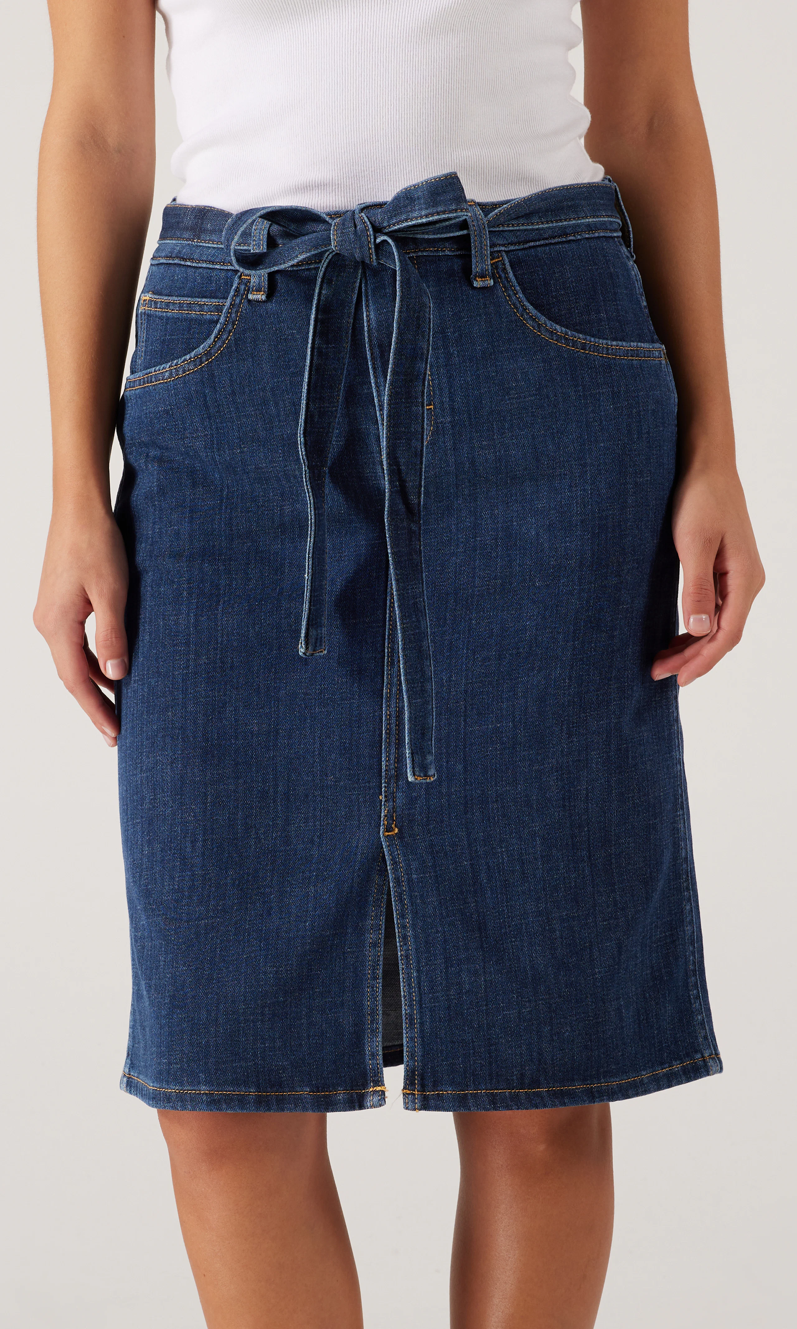 Midikjol i Denim Med Knytning. Front. Model.