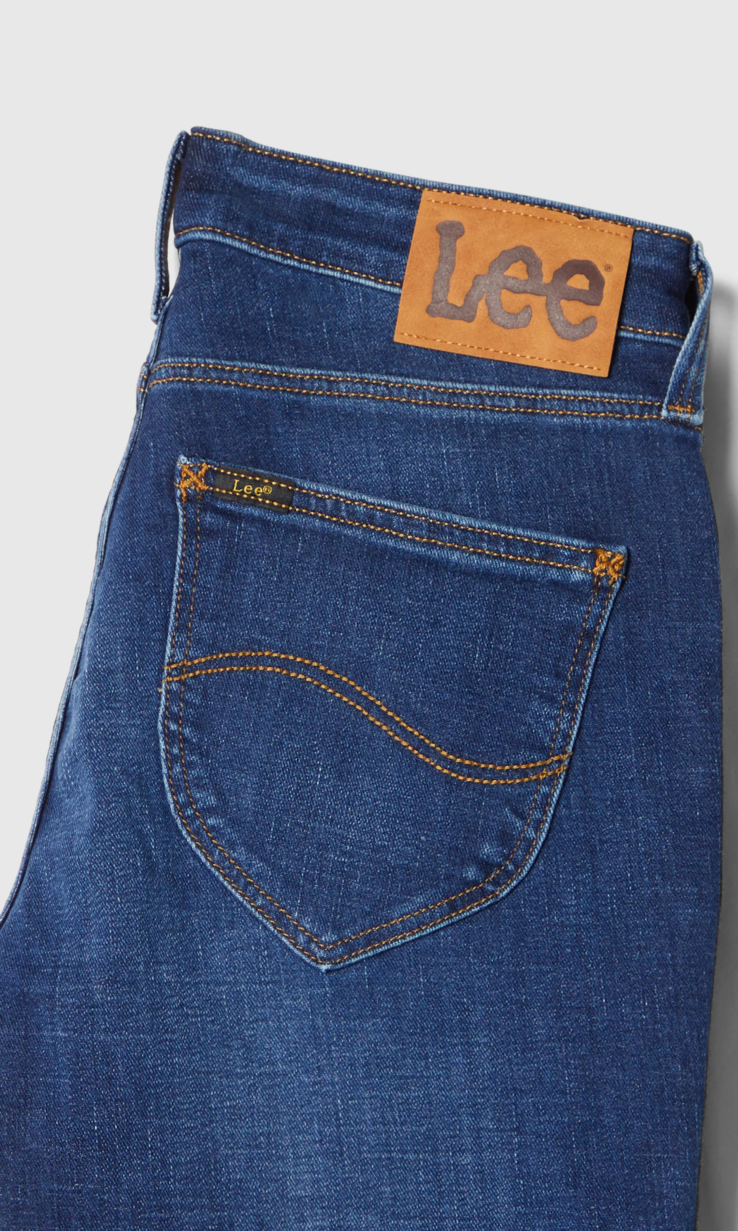 Marion Straight Mørk Blå Jeans. Detail 1. Flat.