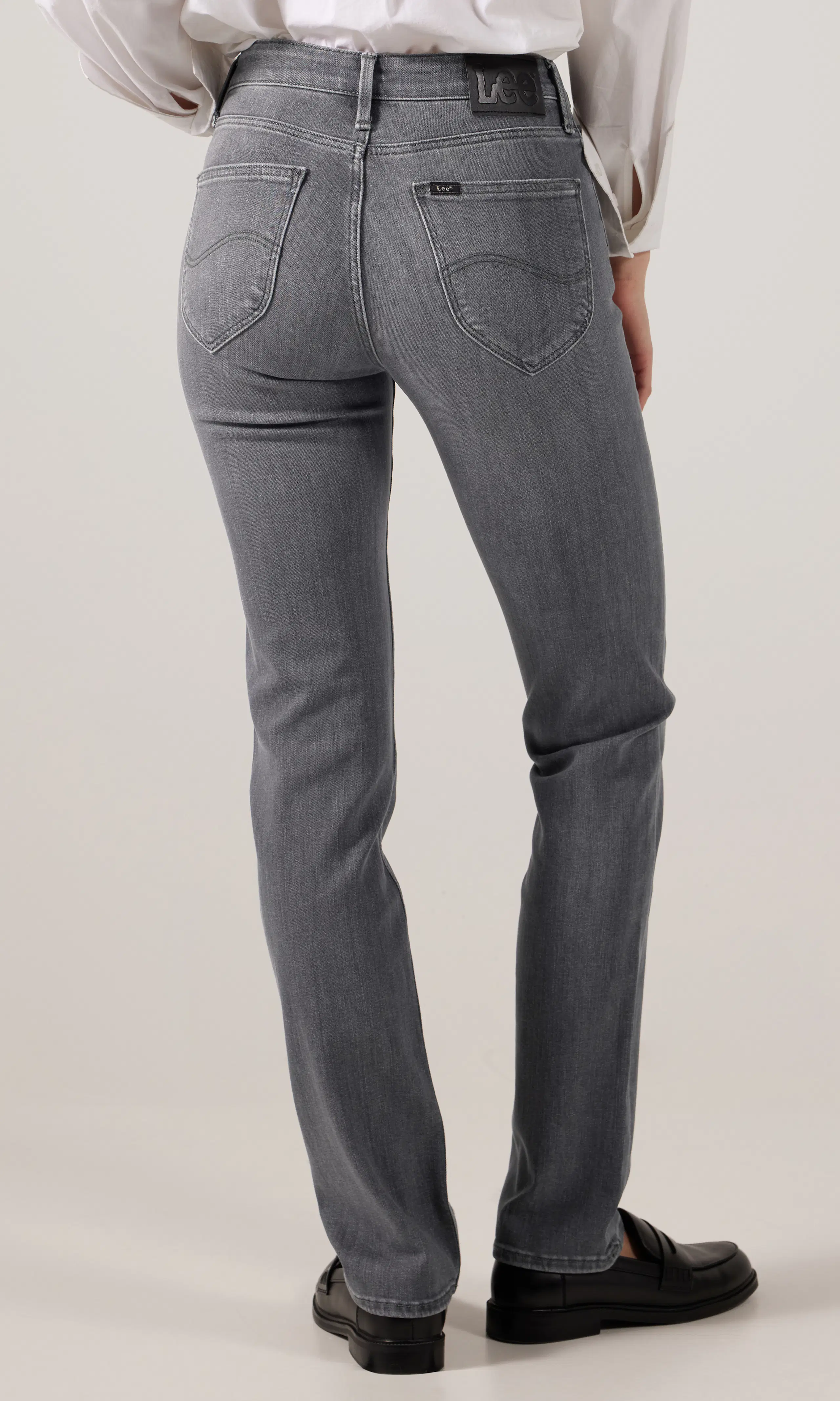 Marion Straight Grå Jeans. Back. Model.