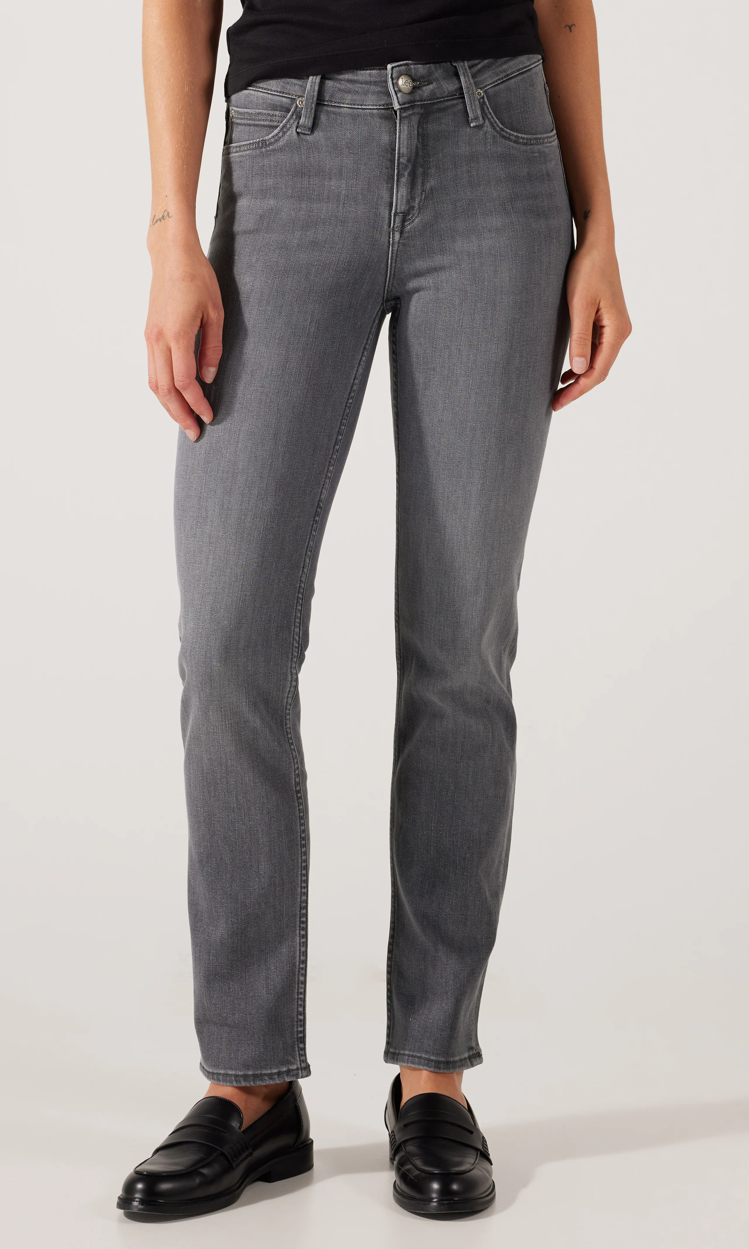 Marion Straight Grå Jeans. Front. Model.