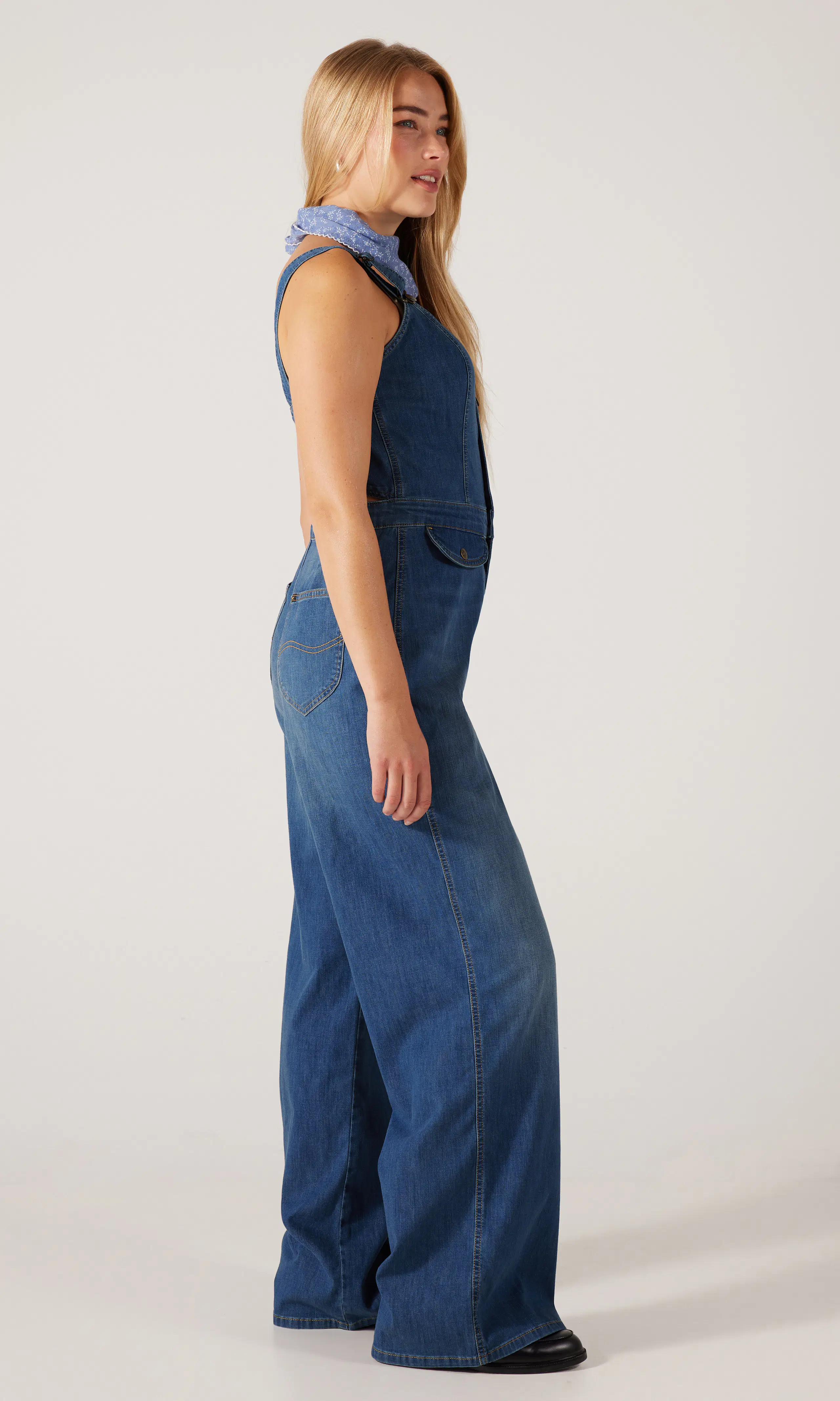 Lightweight Cut Out Medium Blå Jumpsuit. Front 1. Model.