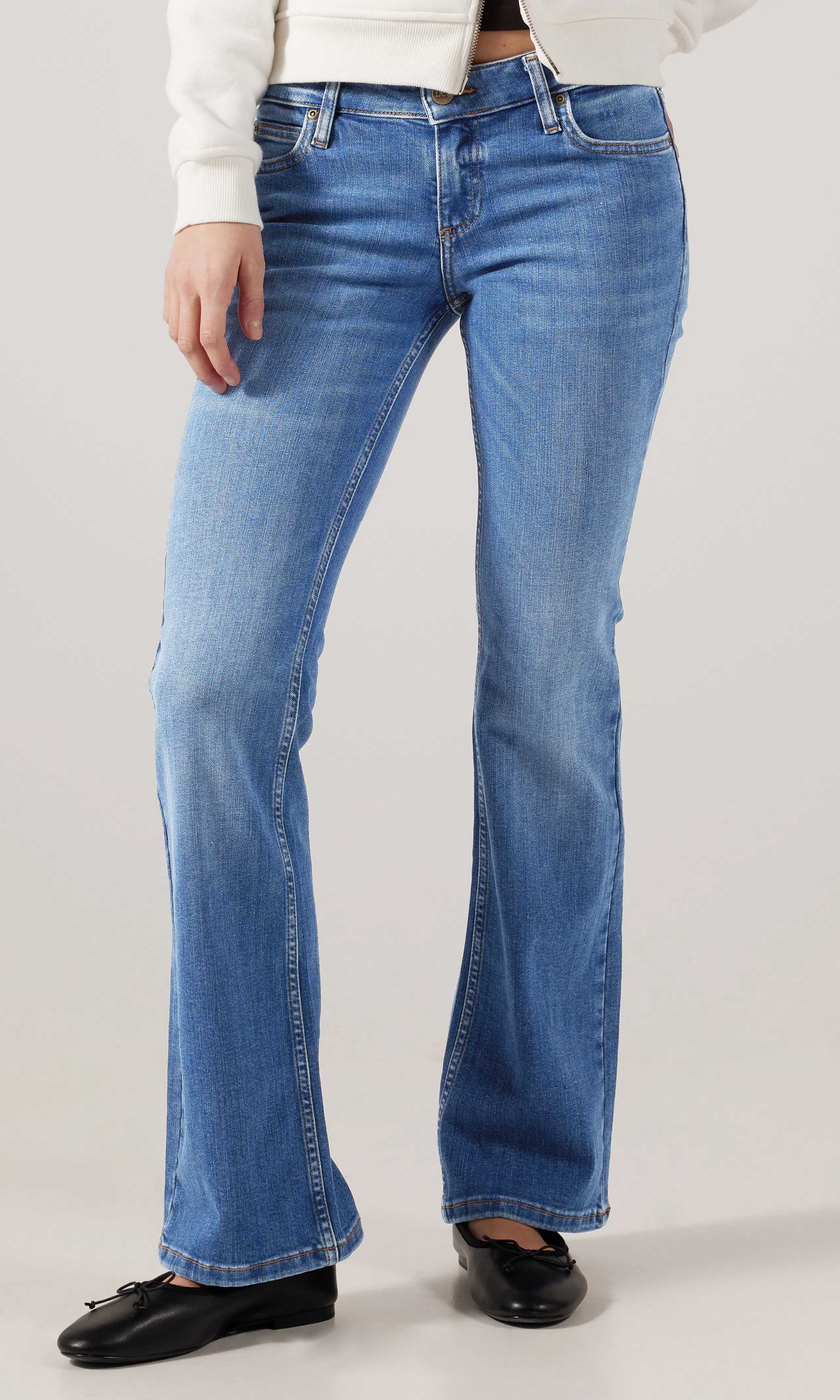 Jessica Medium Blå Jeans. Front. Model.