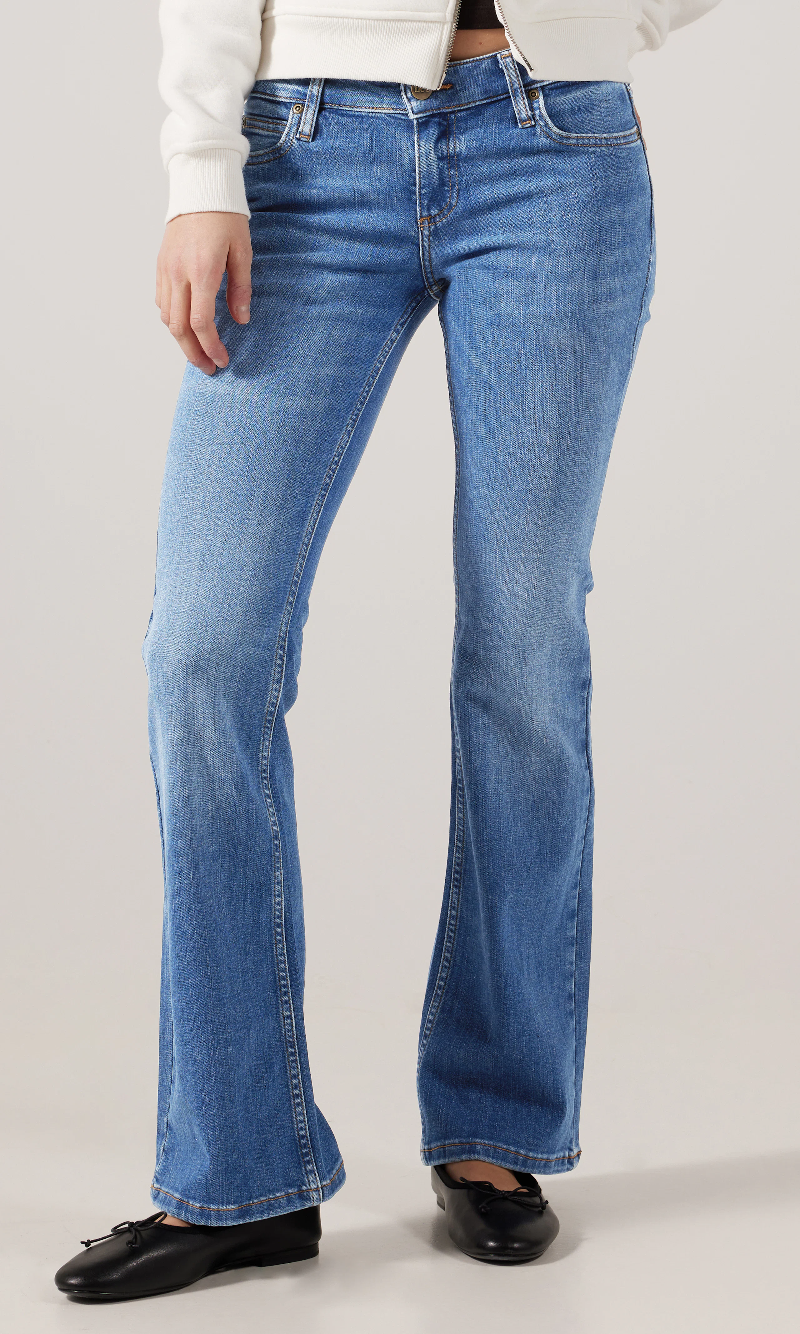 Jessica Medium Blå Jeans. Front. Model.