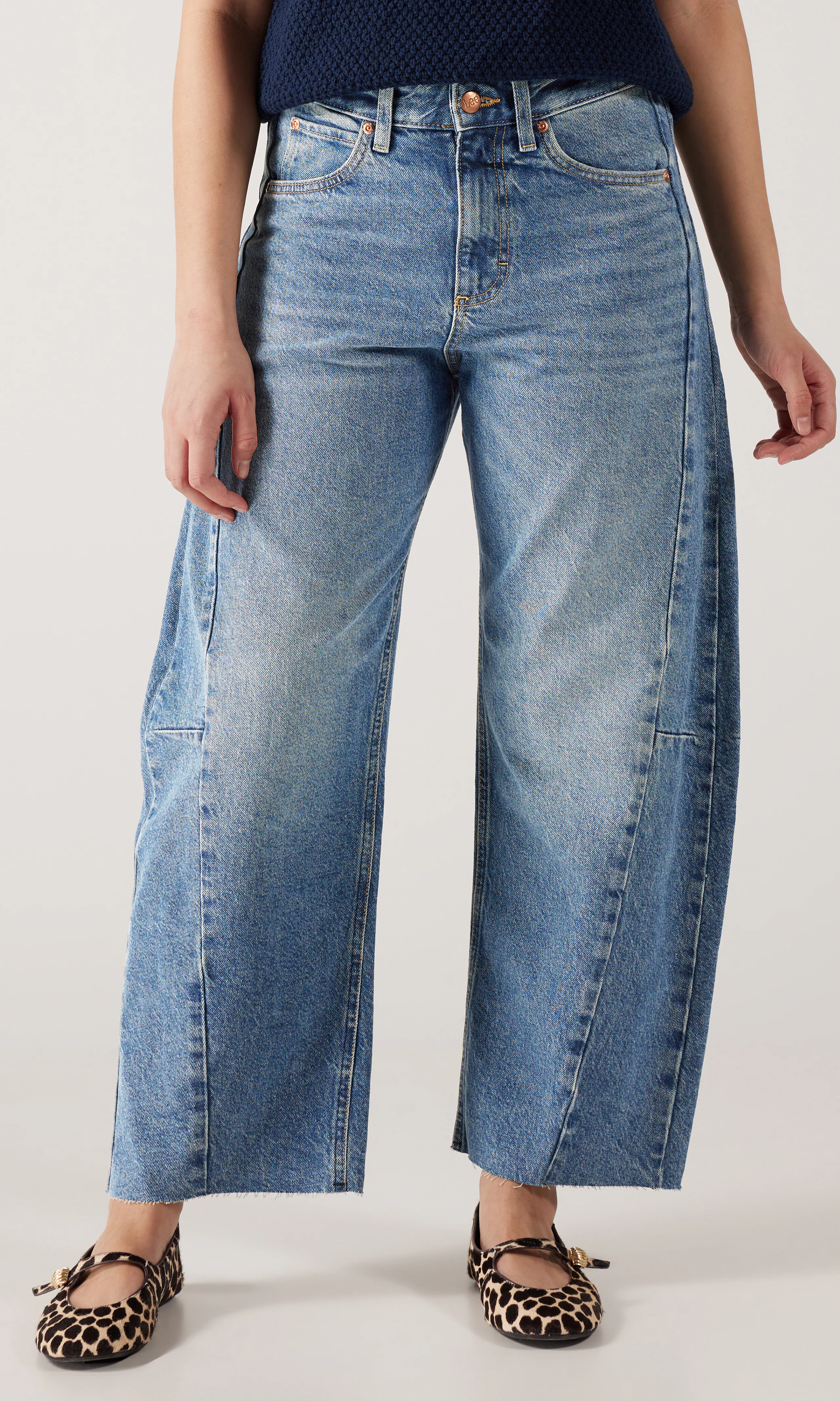 Rider Barrel Medium Blå Jeans. Front. Model.