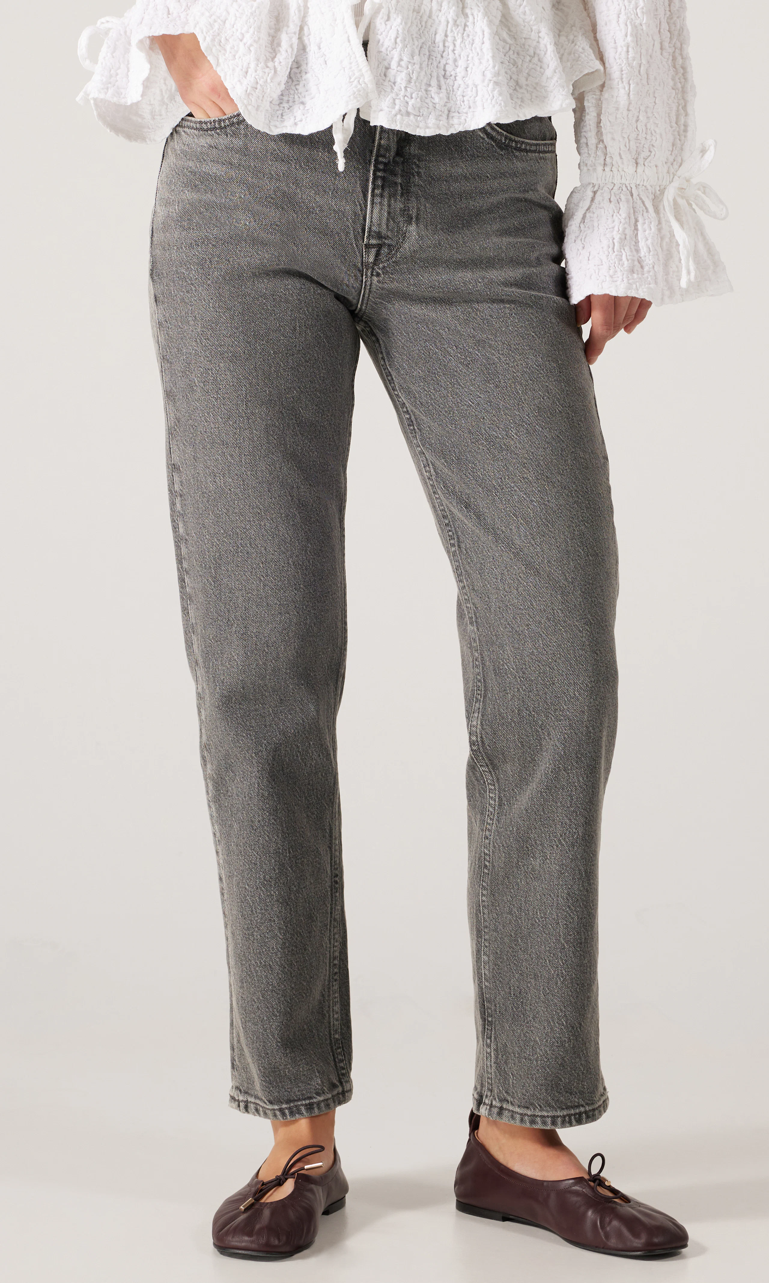 Carol Grå Jeans. Front. Model.