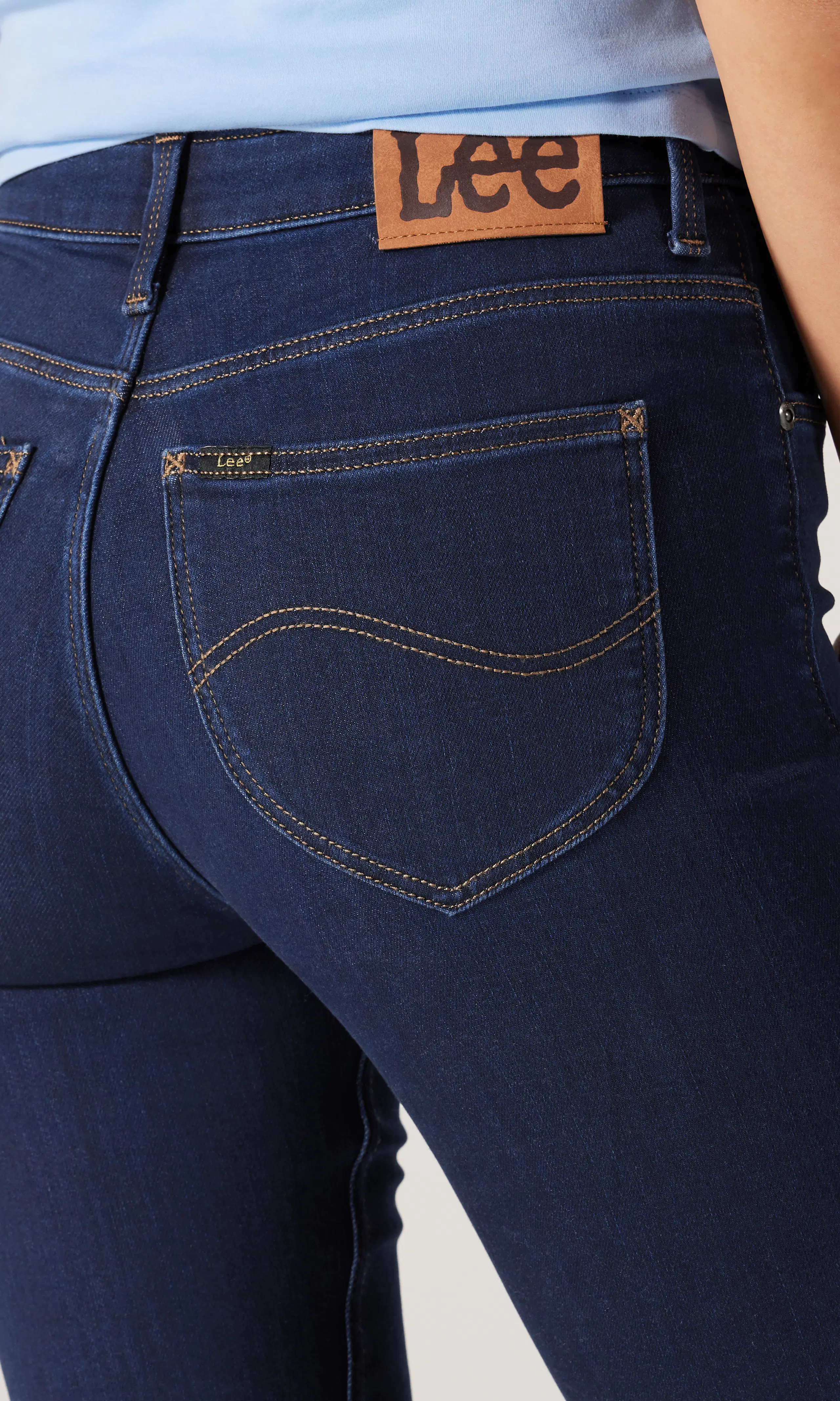 Breese Mørk Blå Jeans. Detail 1. Model.