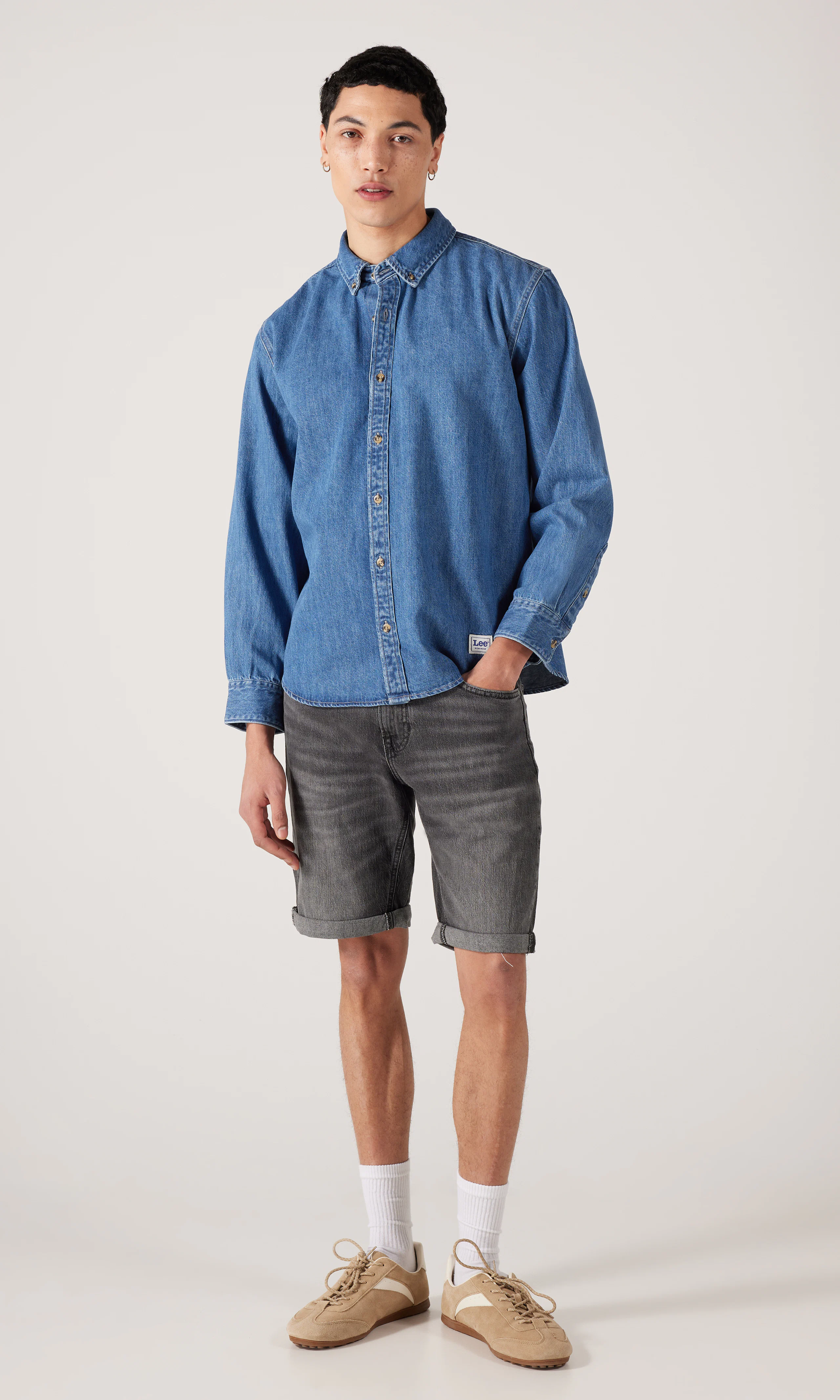 Workwear Relaxed Button Down Denim Skjorte. Front 1. Model.