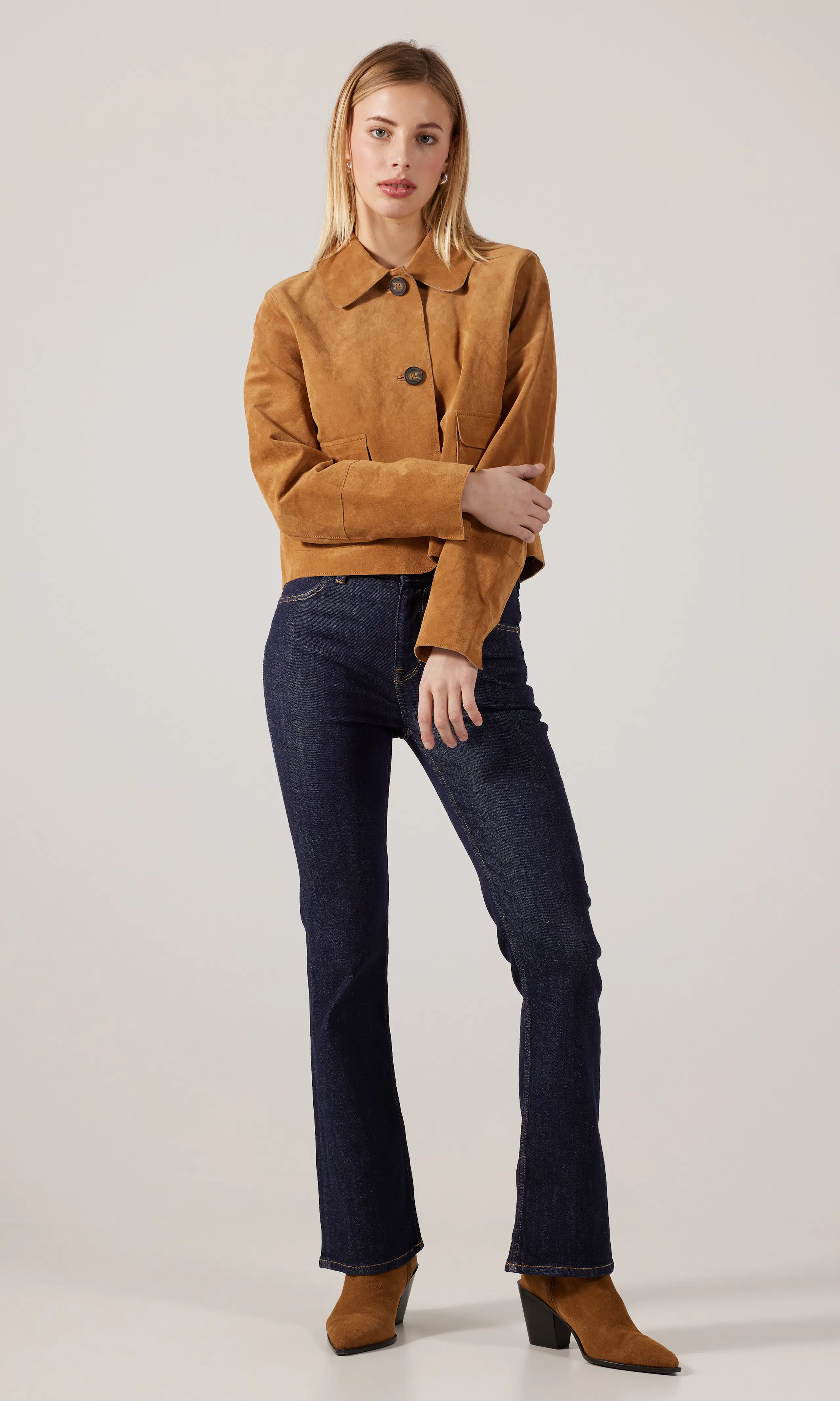 Breese Boot Mörkblå Jeans. Front 1. Model.