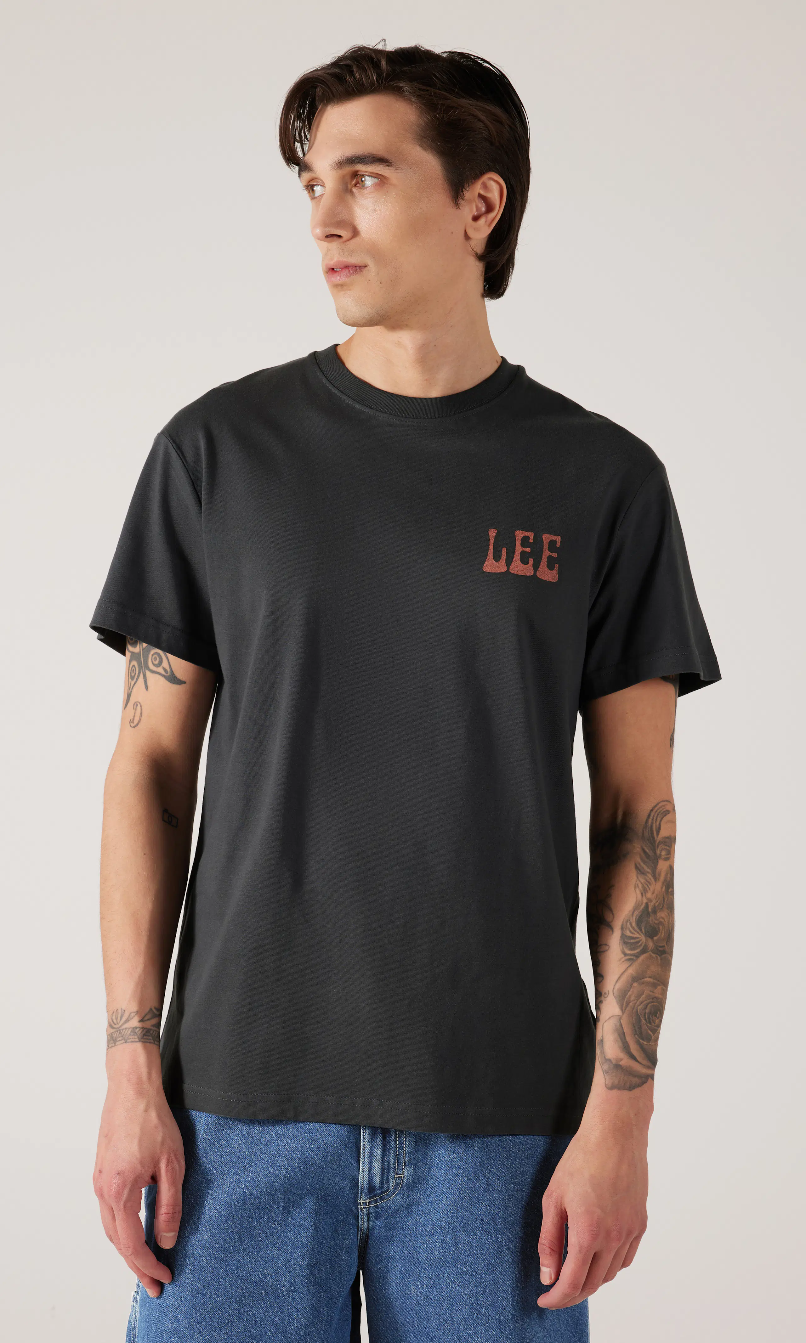Relaxed Vinyl Musta T-Paita. Front 1. Model.
