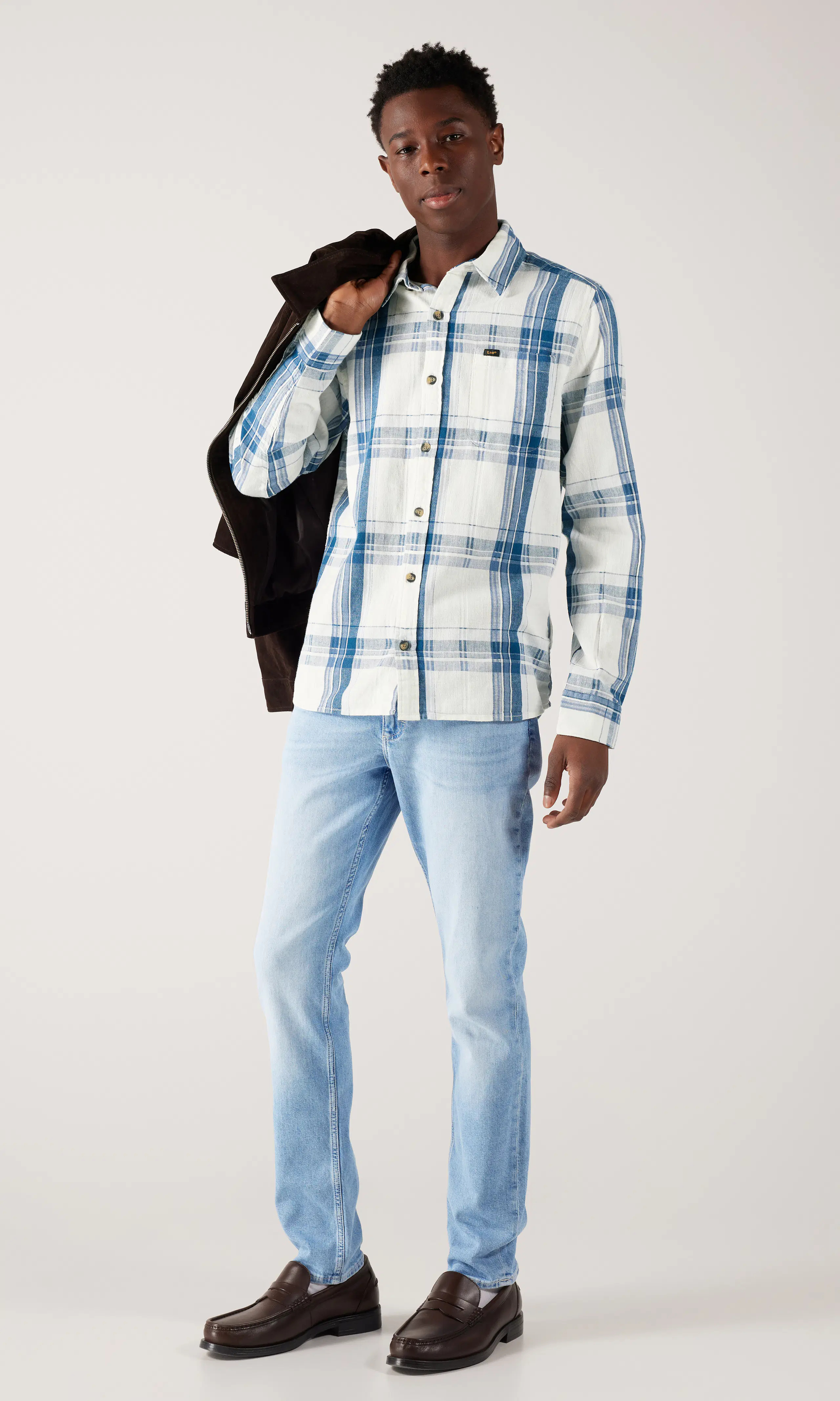 Luke Lys Blå Jeans. Front 1. Model.