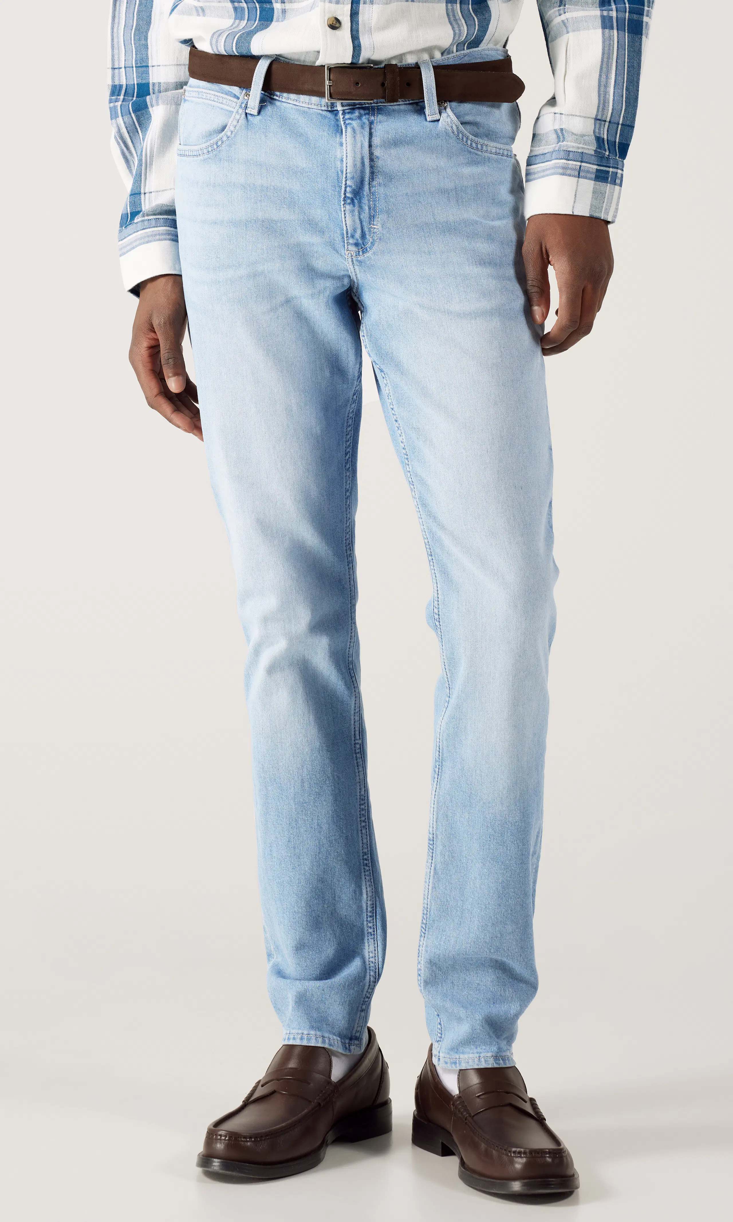 Luke Lys Blå Jeans. Front. Model.