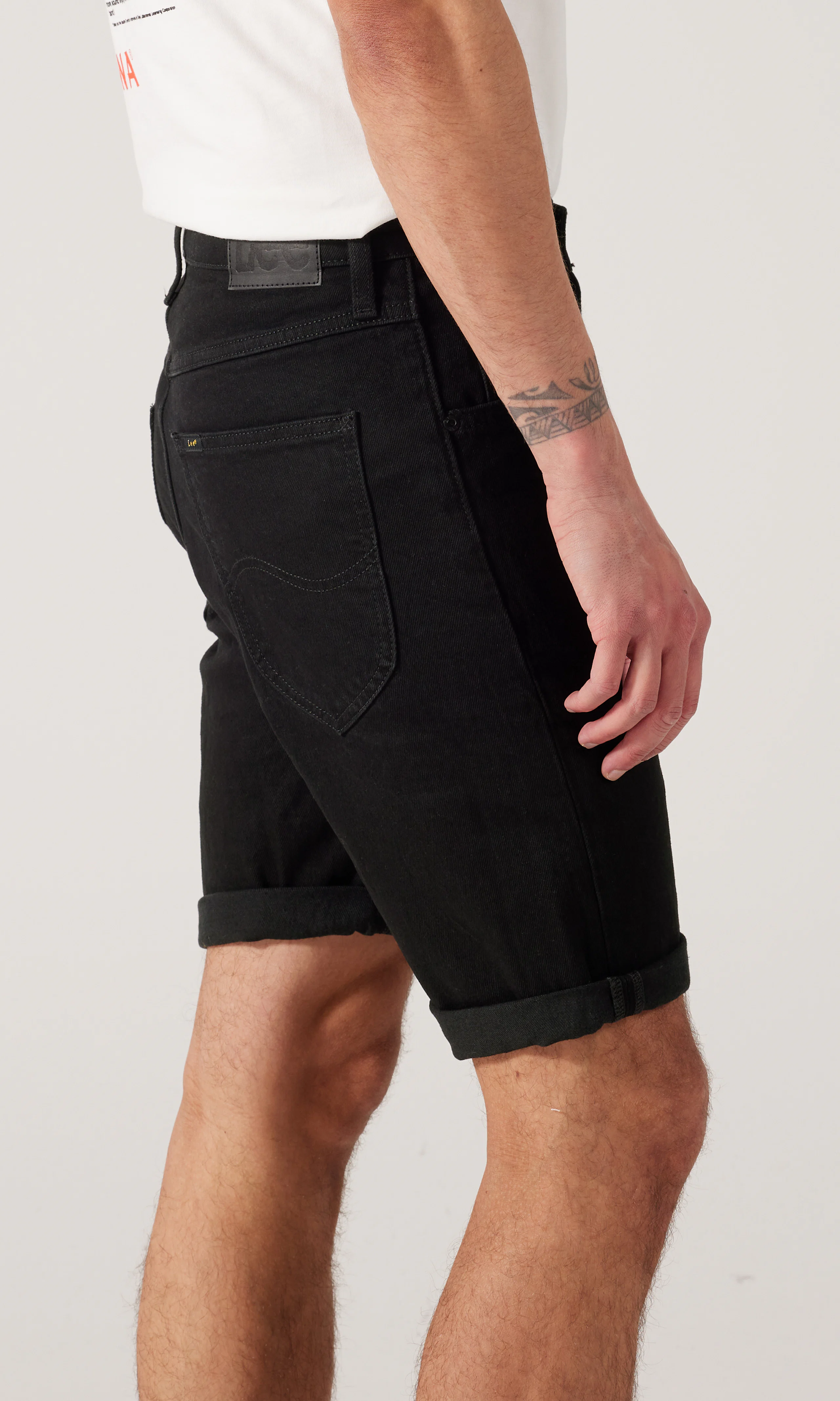 5 Pocket Mustat Farkkushortsit. Front 2. Model.