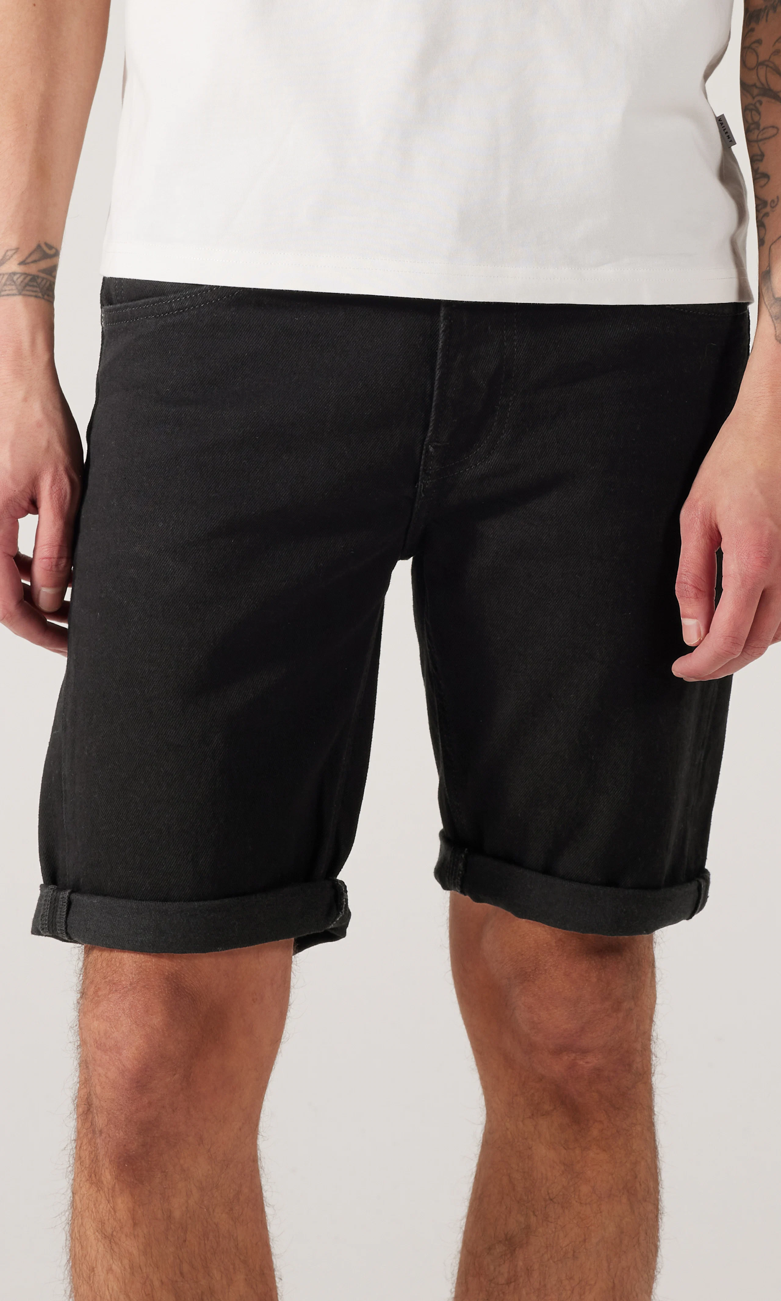 5 Pocket Svarta Shorts. Front. Model.