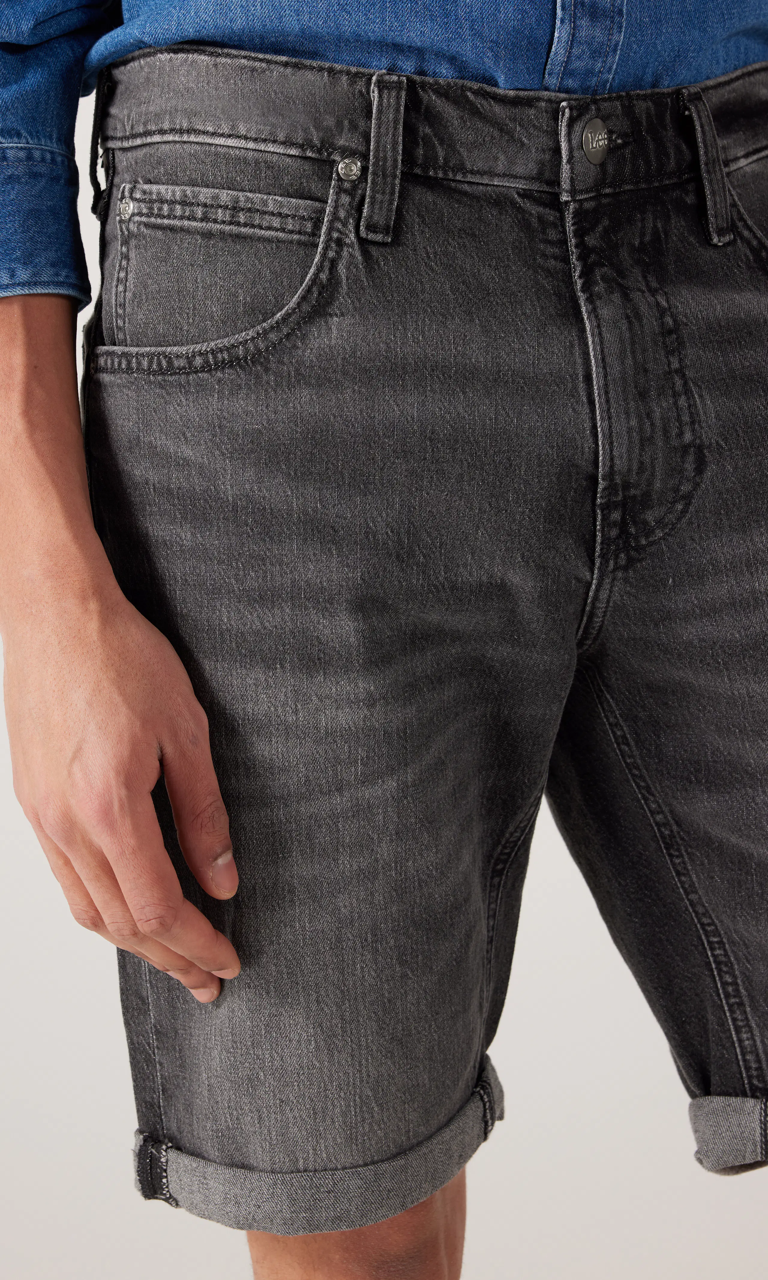 5 Pocket Mørk Grå Shorts. Detail 1. Model.