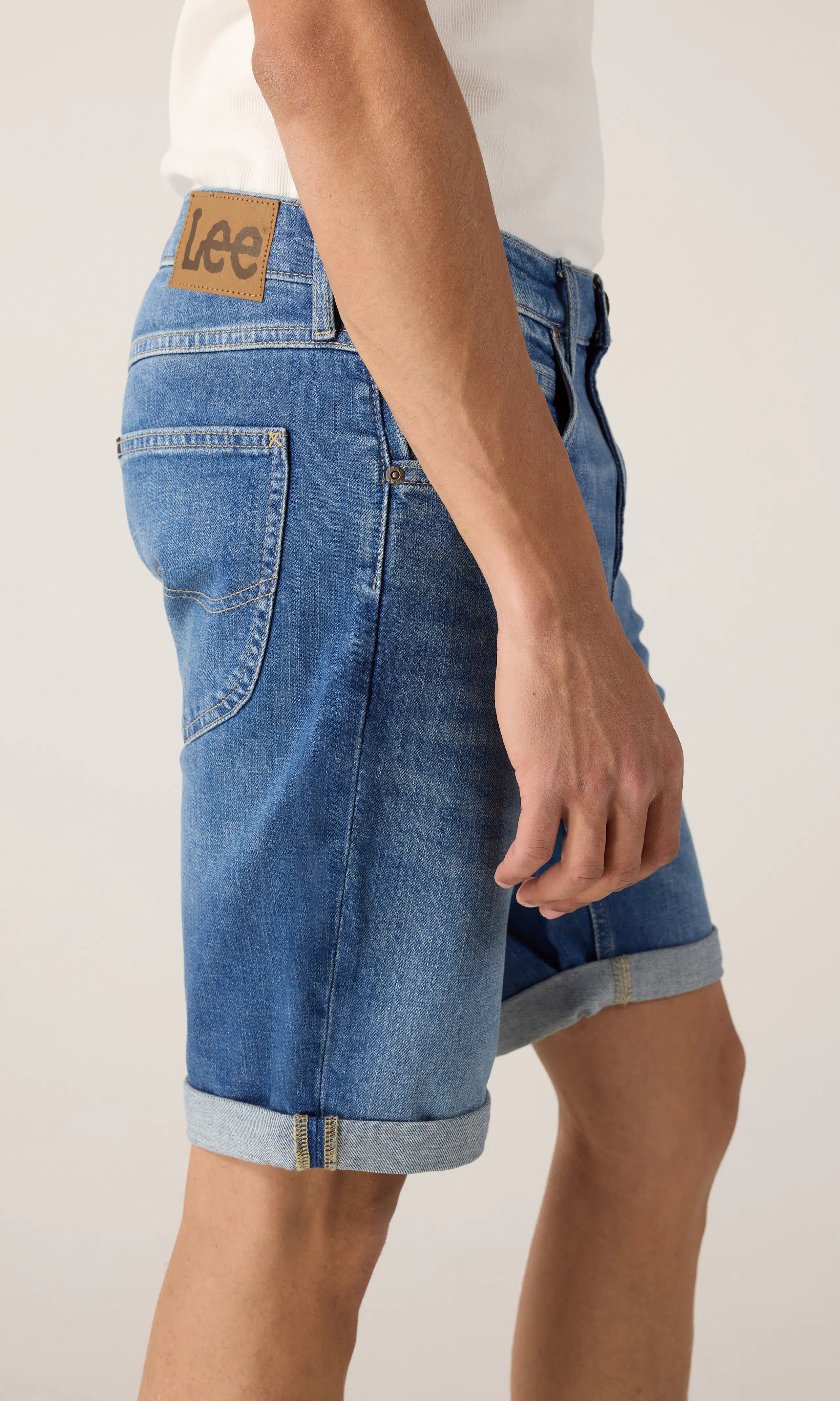 5 Pocket Medium Blå Shorts. Front 2. Model.