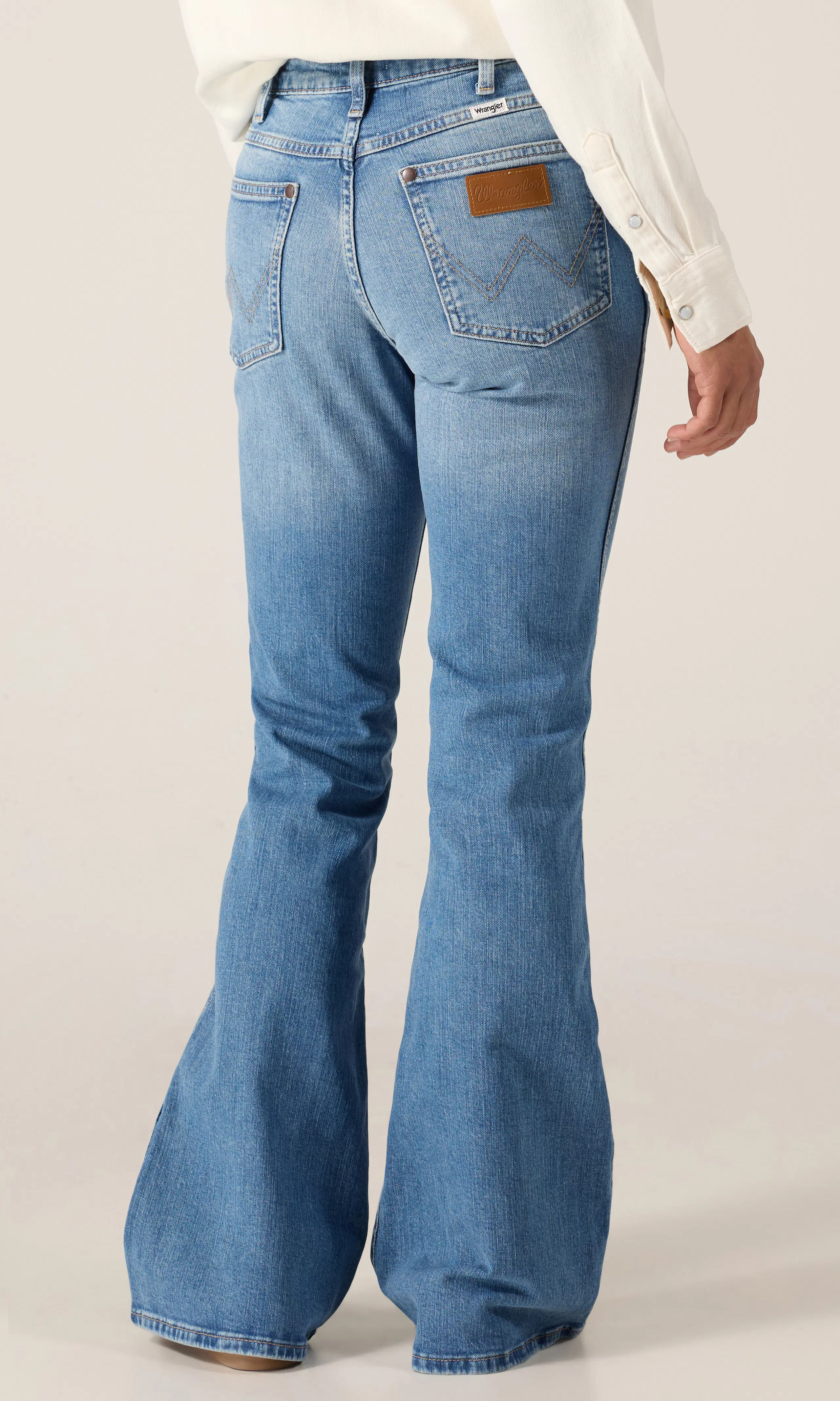 Montana Ljusblå Jeans. Back. Model.