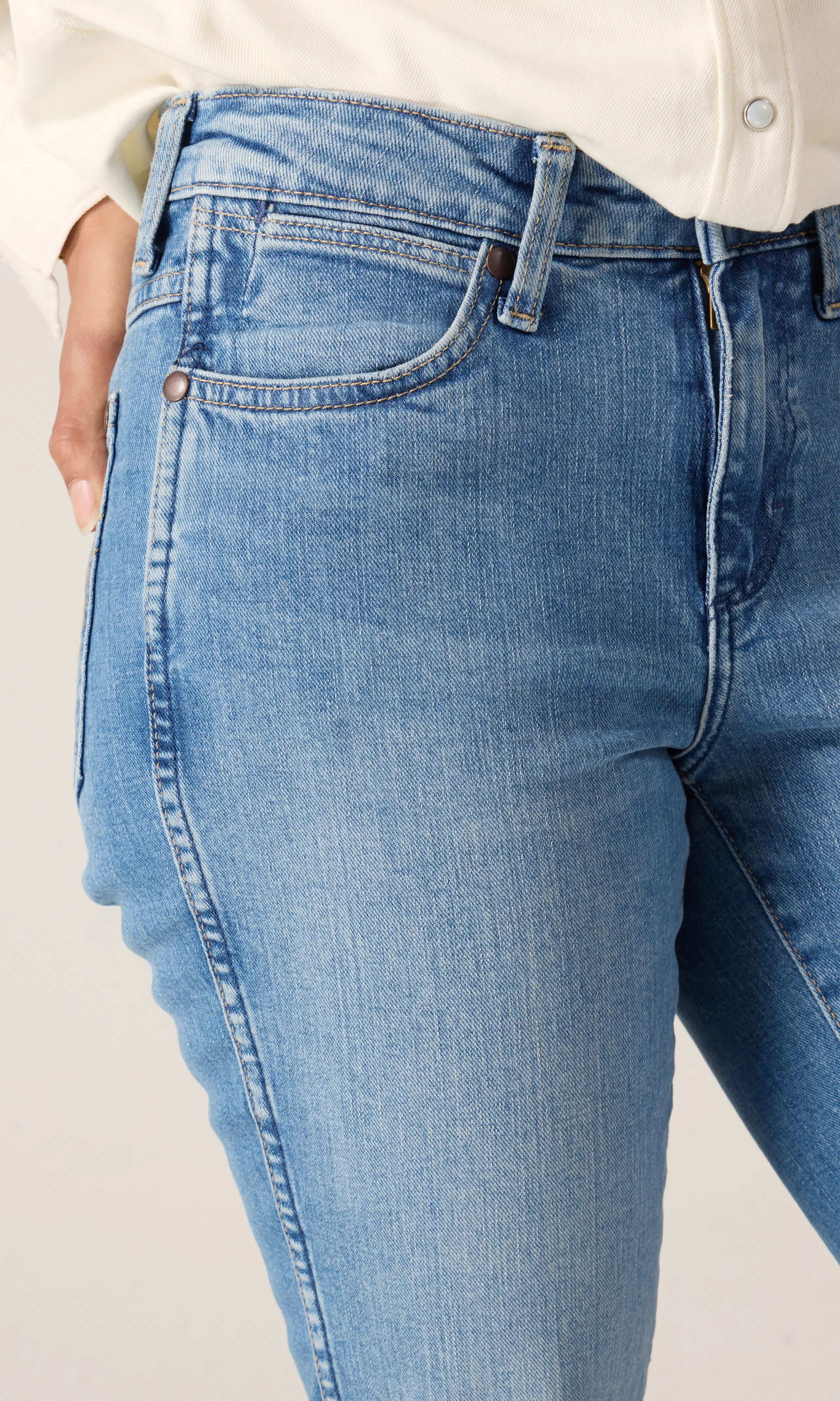 Montana Ljusblå Jeans. Detail 1. Model.