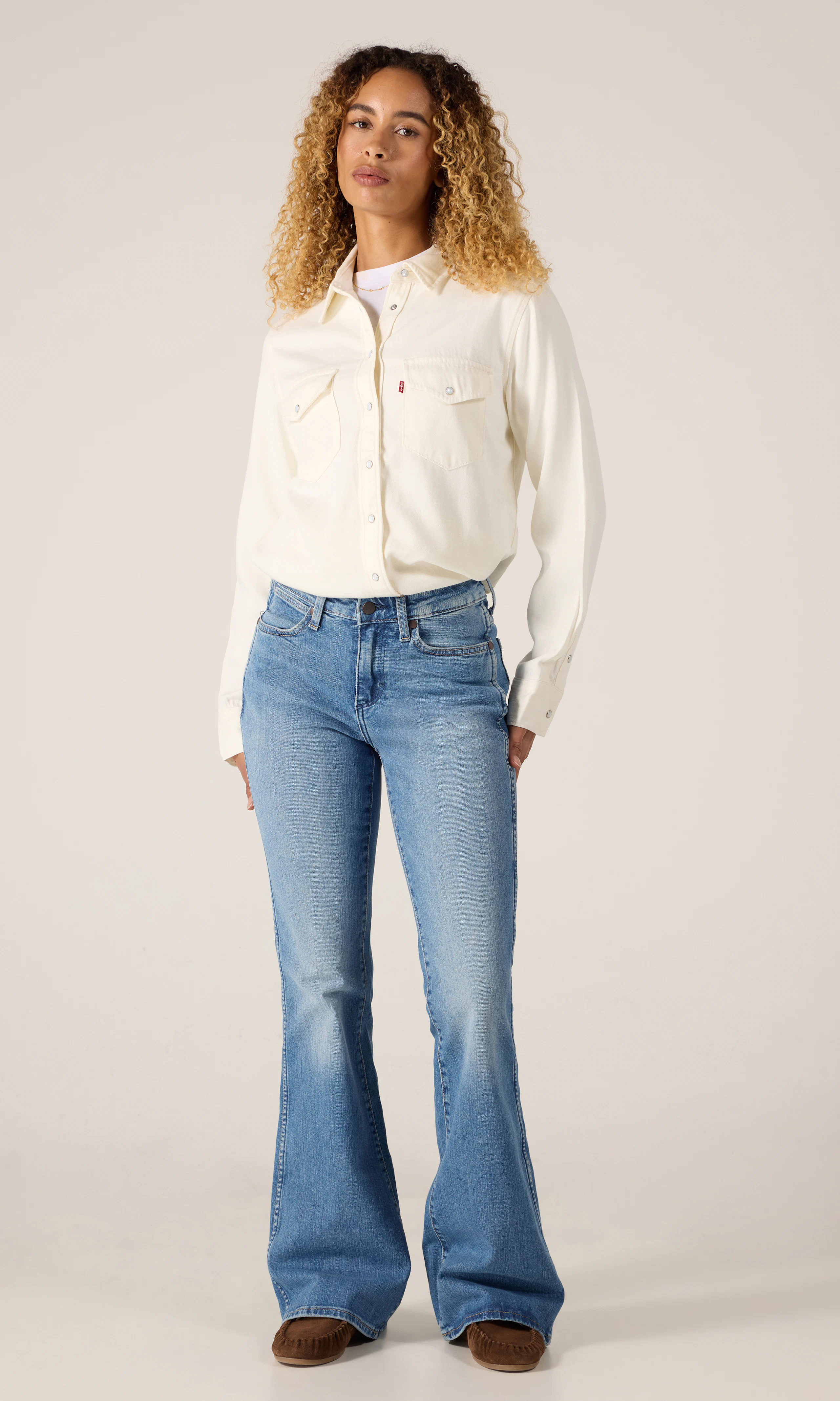 Montana Ljusblå Jeans. Front 1. Model.