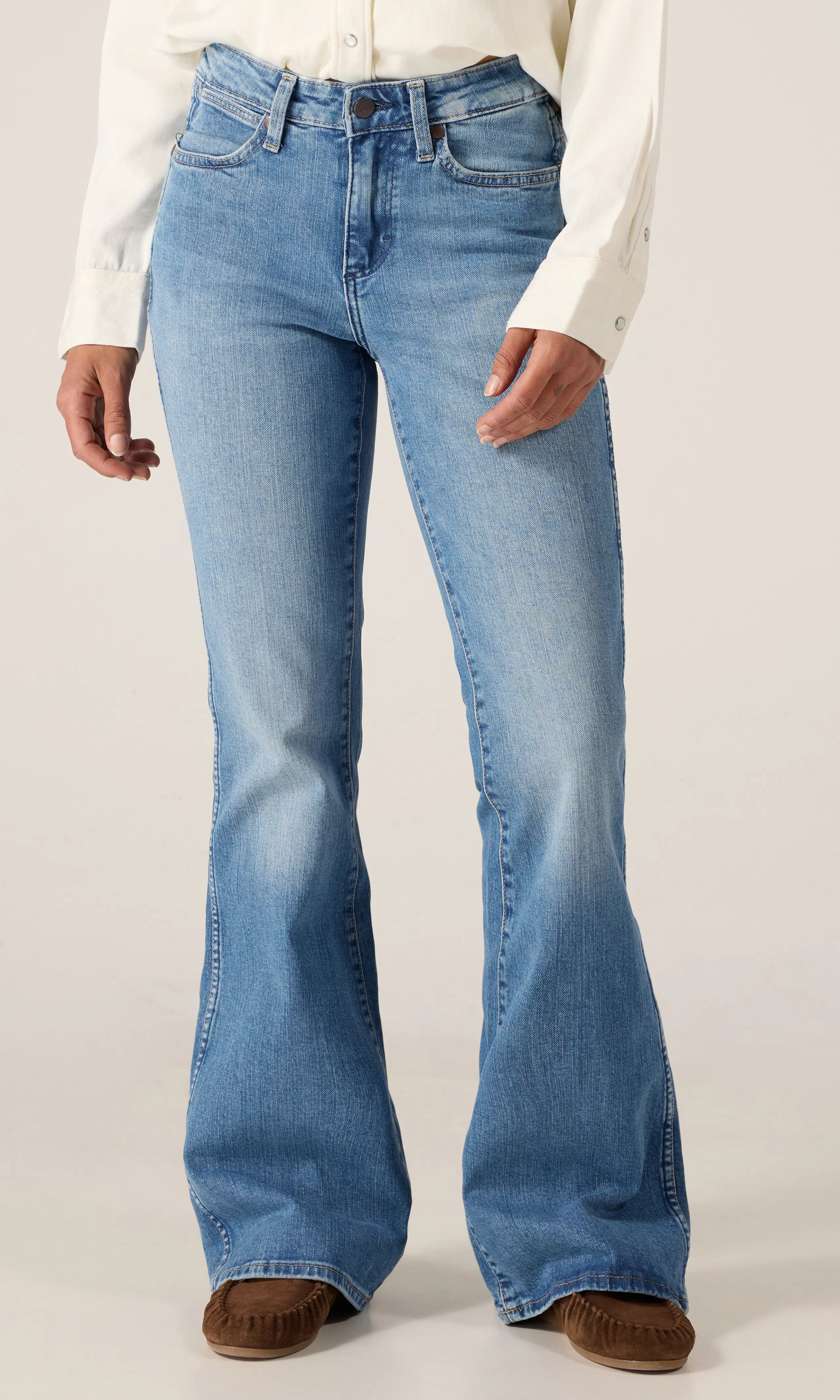 Montana Ljusblå Jeans. Front. Model.