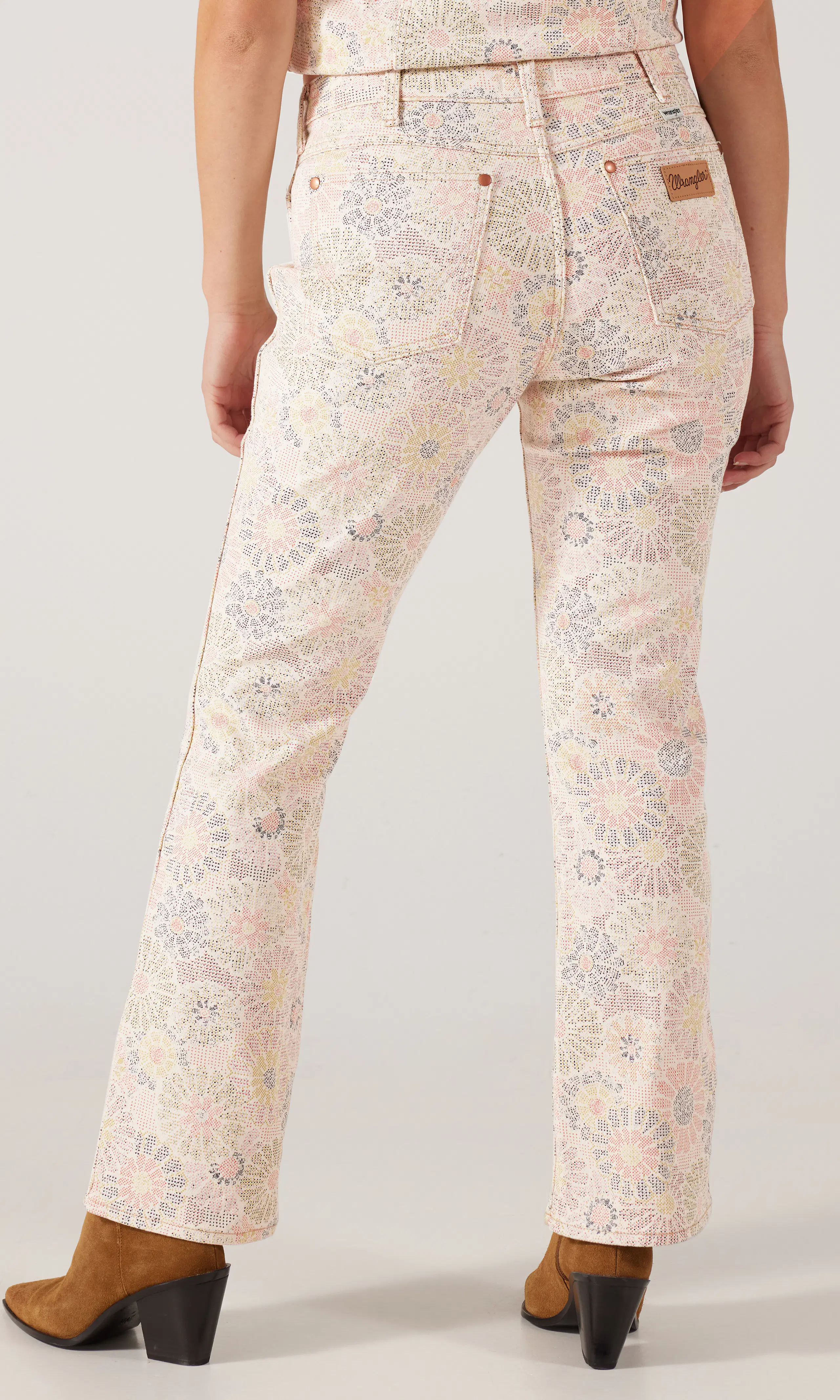 Dallas Blomstret Jeans. Back. Model.