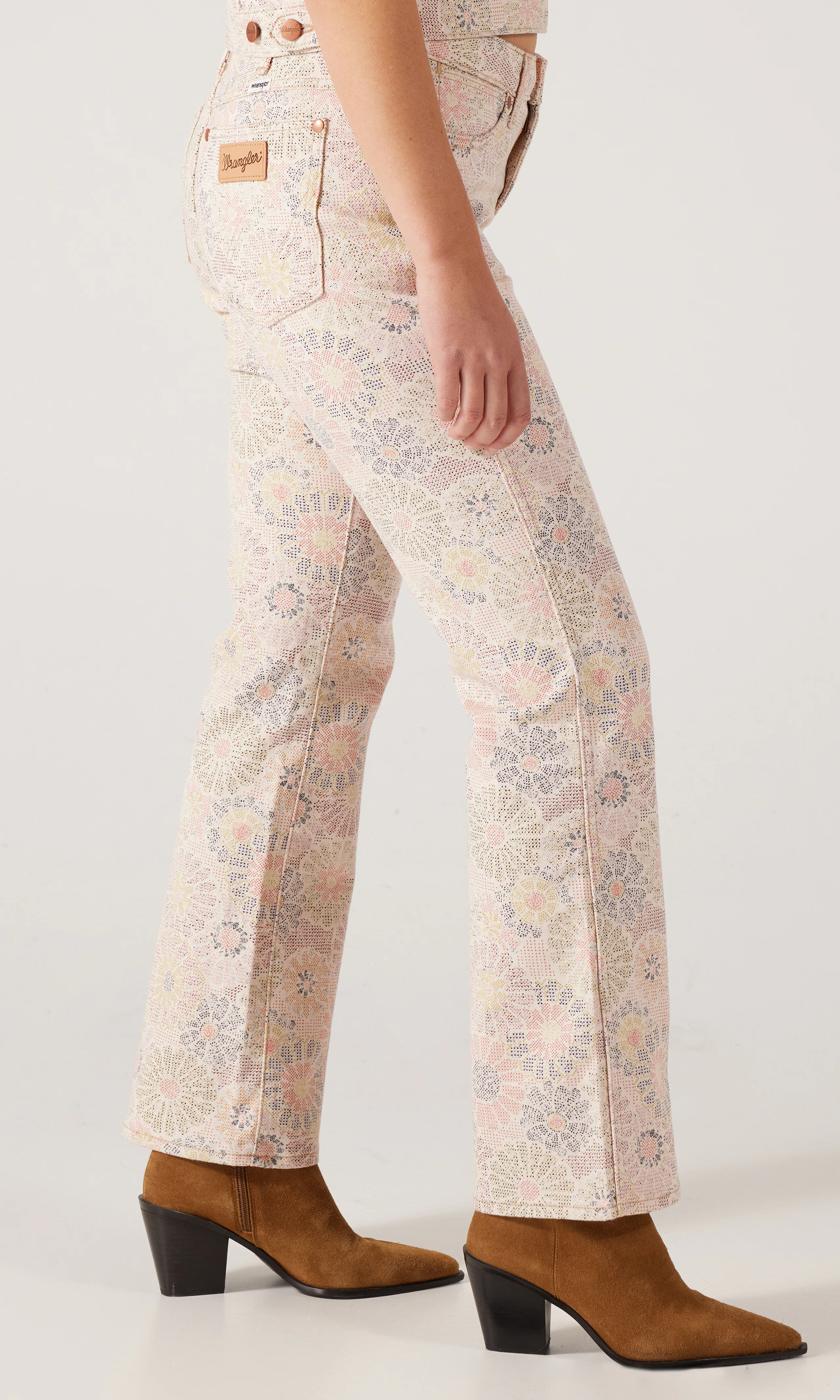 Dallas Blomstret Jeans. Front 2. Model.