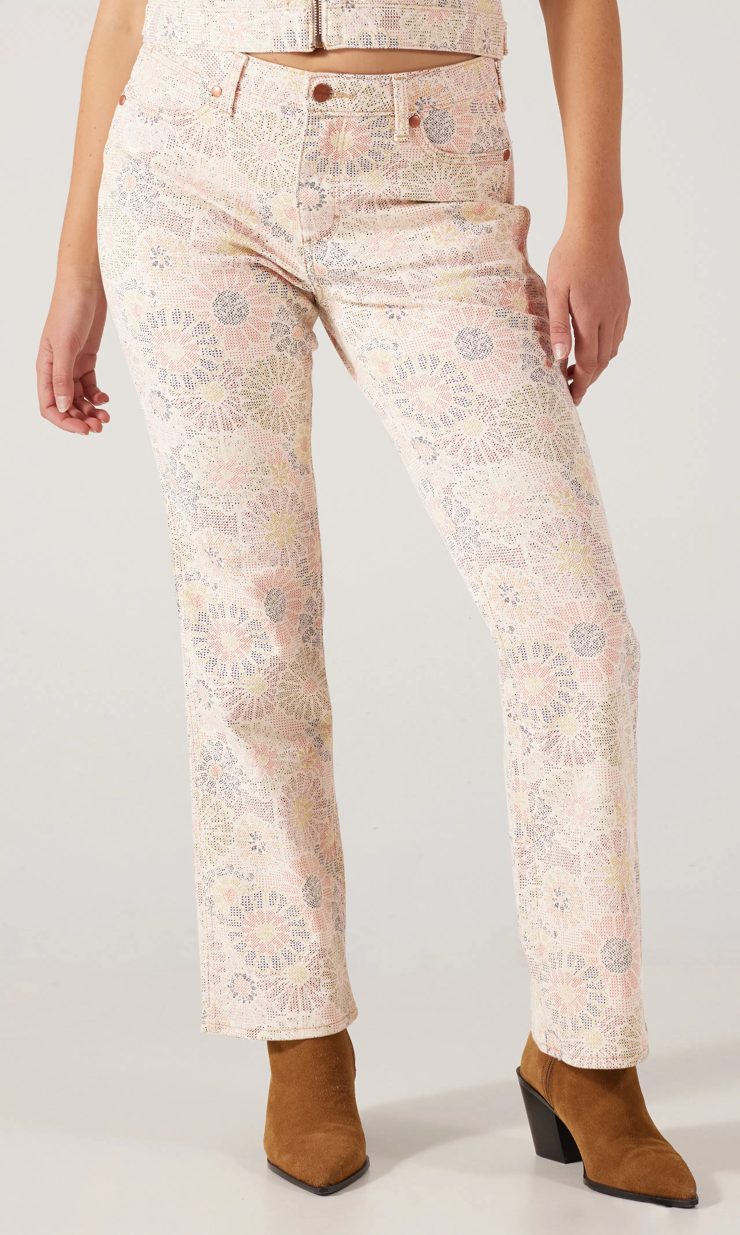 Dallas Blomstret Jeans. Front. Model.