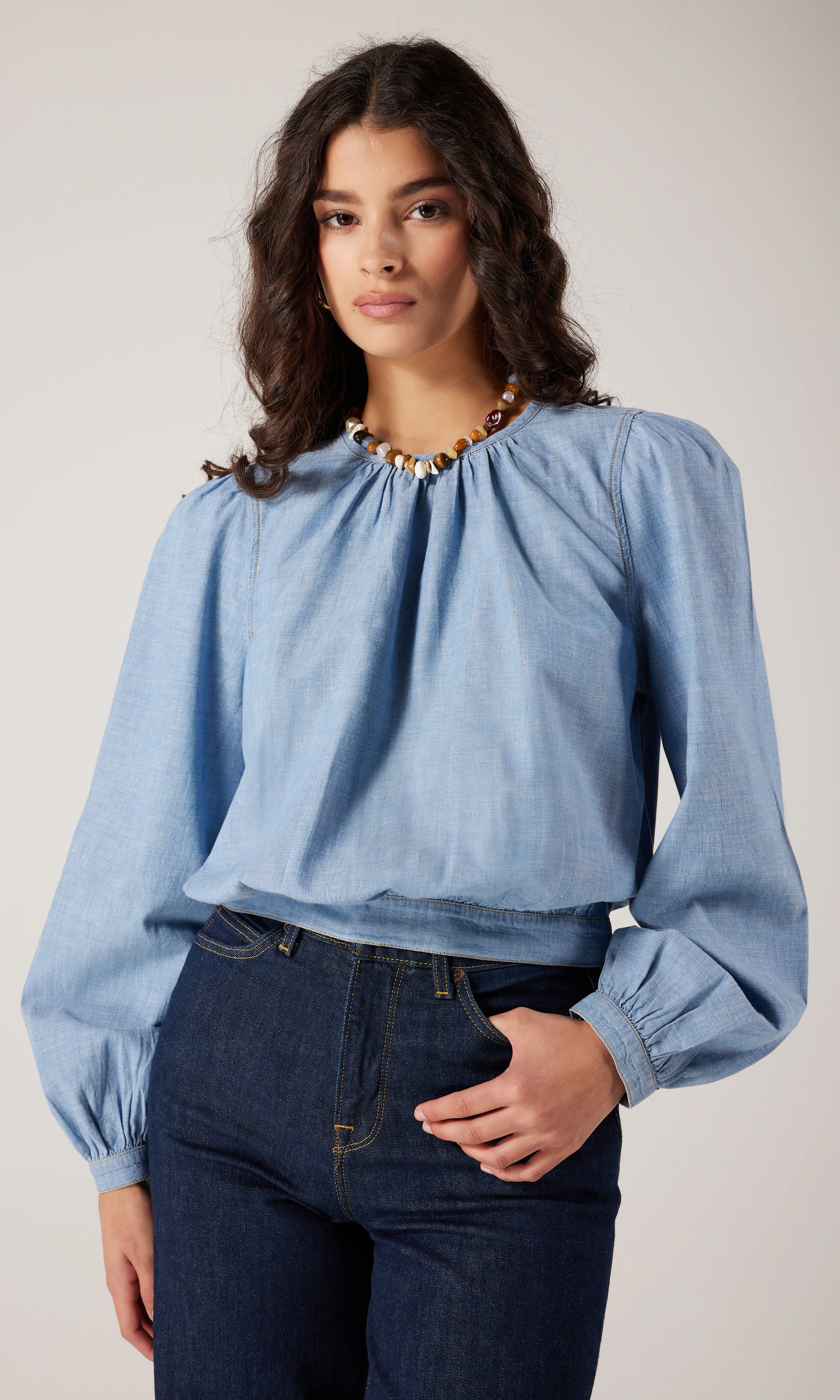 Relaxed Drift Knot Lightweight Bluse. Front 1. Model.