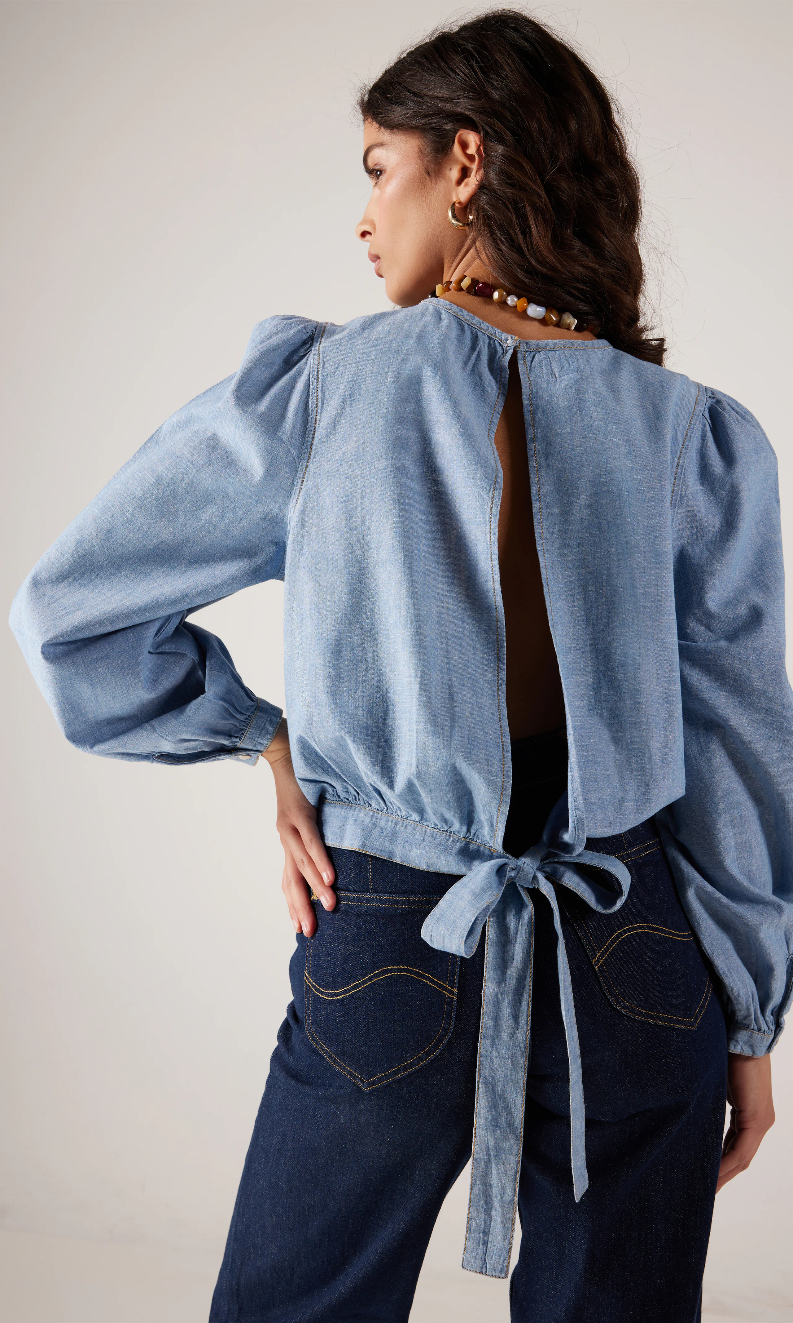 Relaxed Drift Knot Lightweight Bluse. Front. Model.