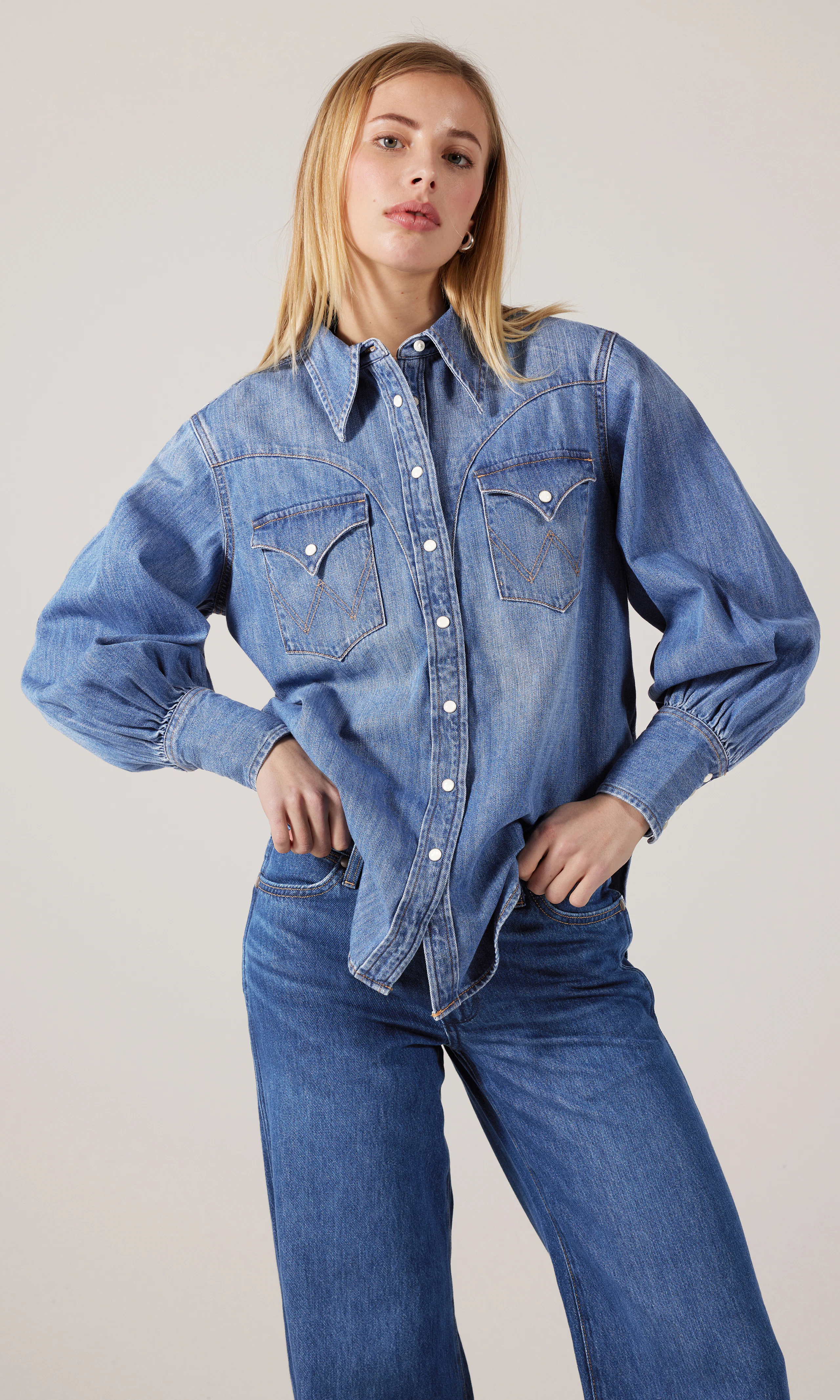 Exaggerated Western Lightweight Lys Blå Denim Skjorte. Front. Model.
