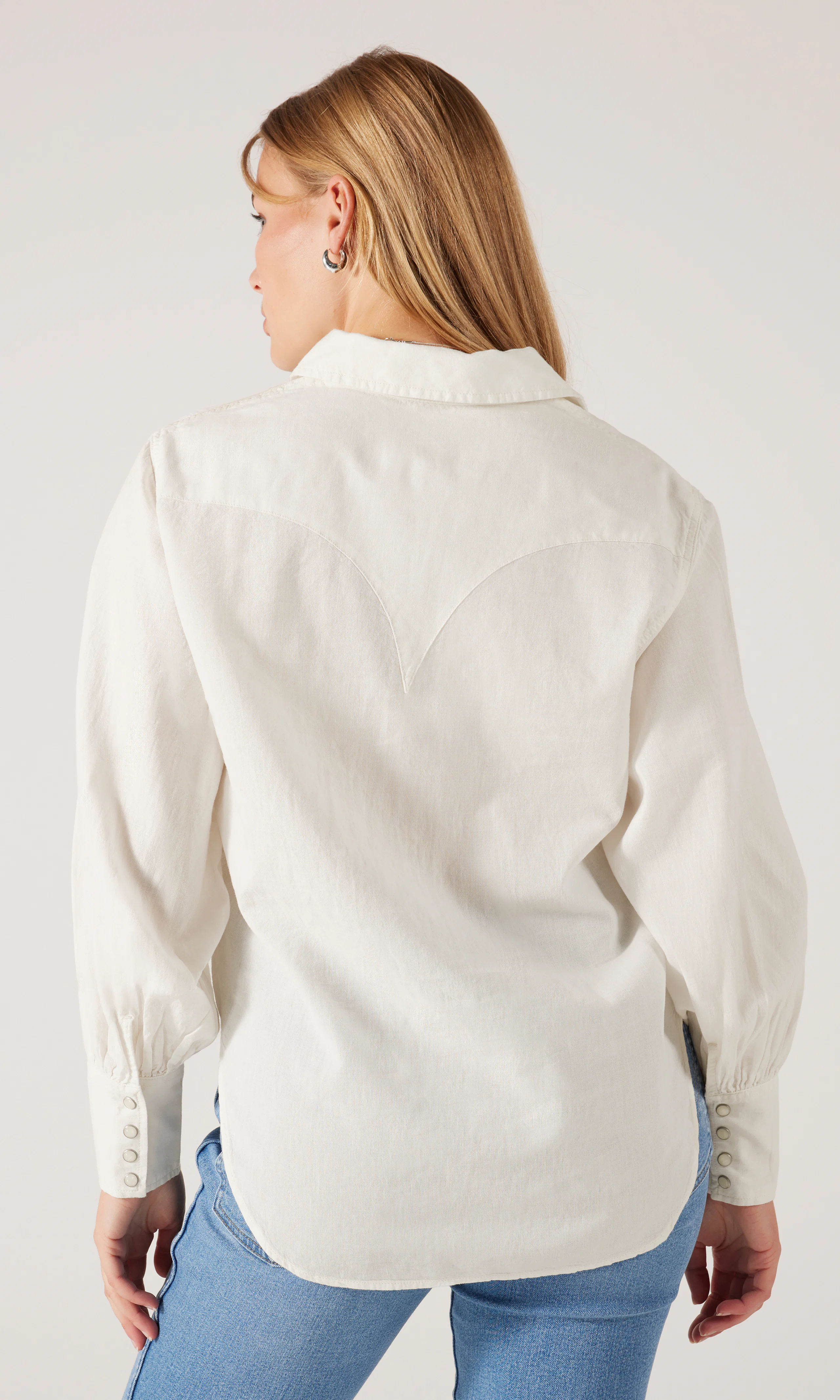 Exaggerated Western Lightweight Vit Skjorta. Back. Model.