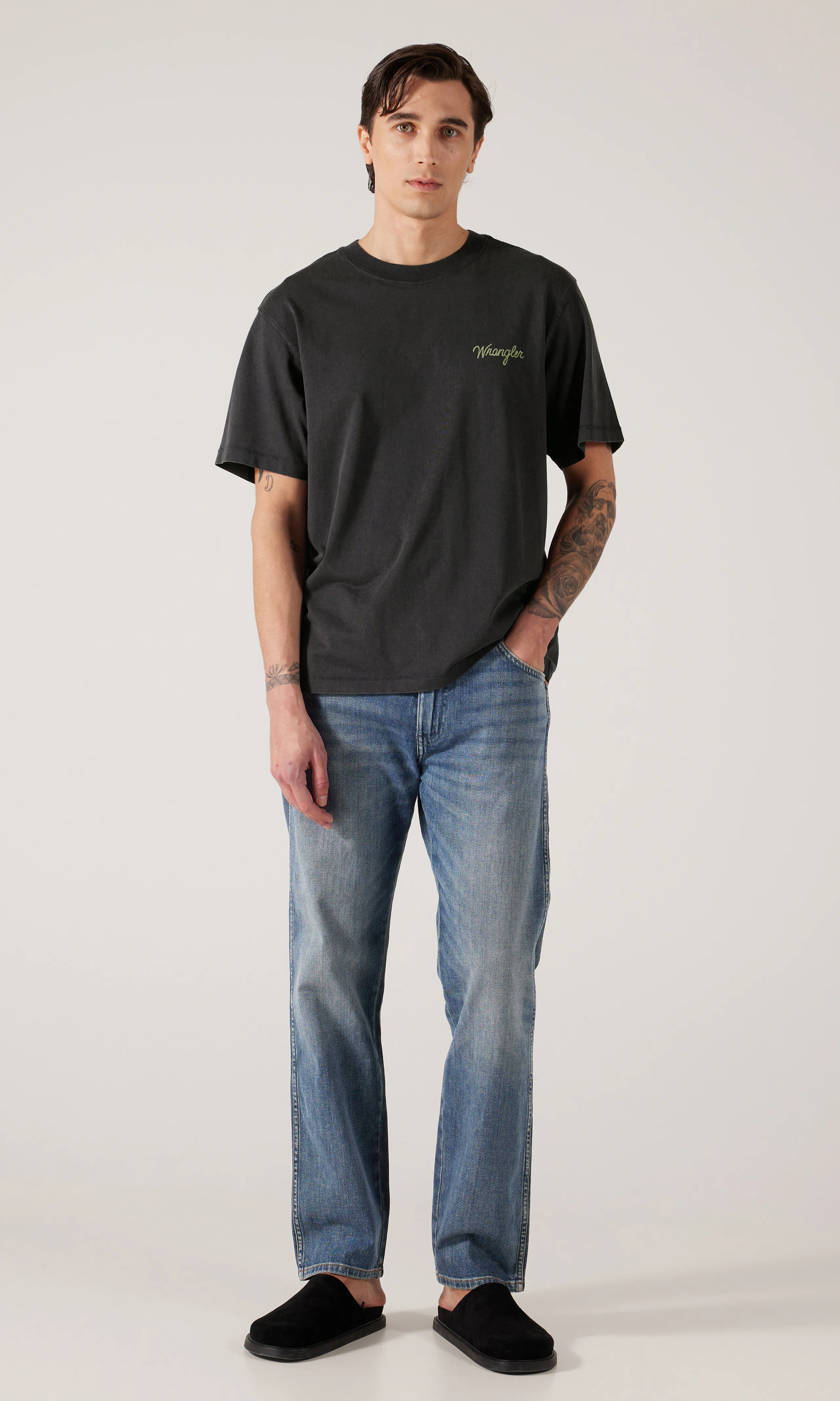 Relaxed Graphic Tee Musta T-Paita. Front 1. Model.