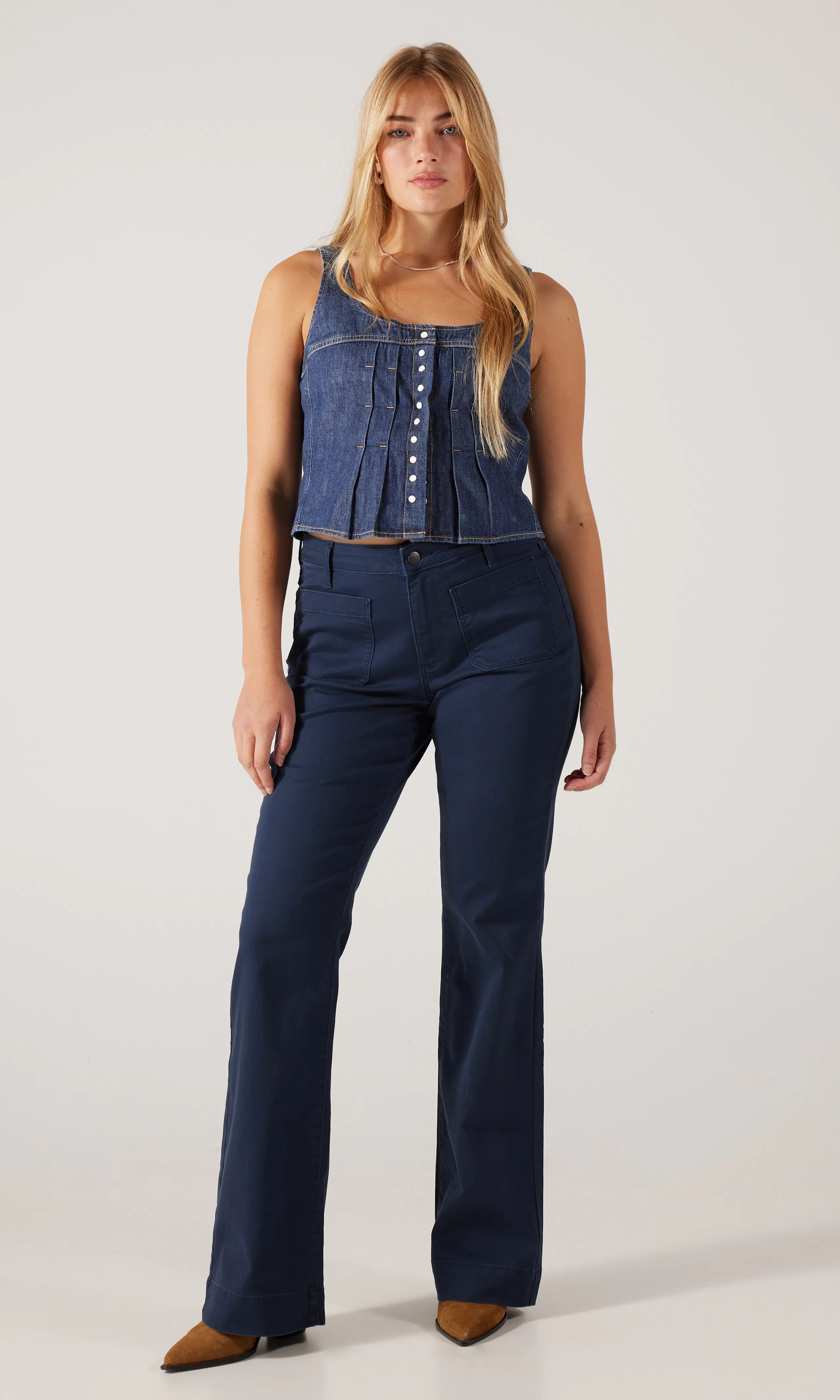 Flare Mörkblå Jeans. Front 1. Model.