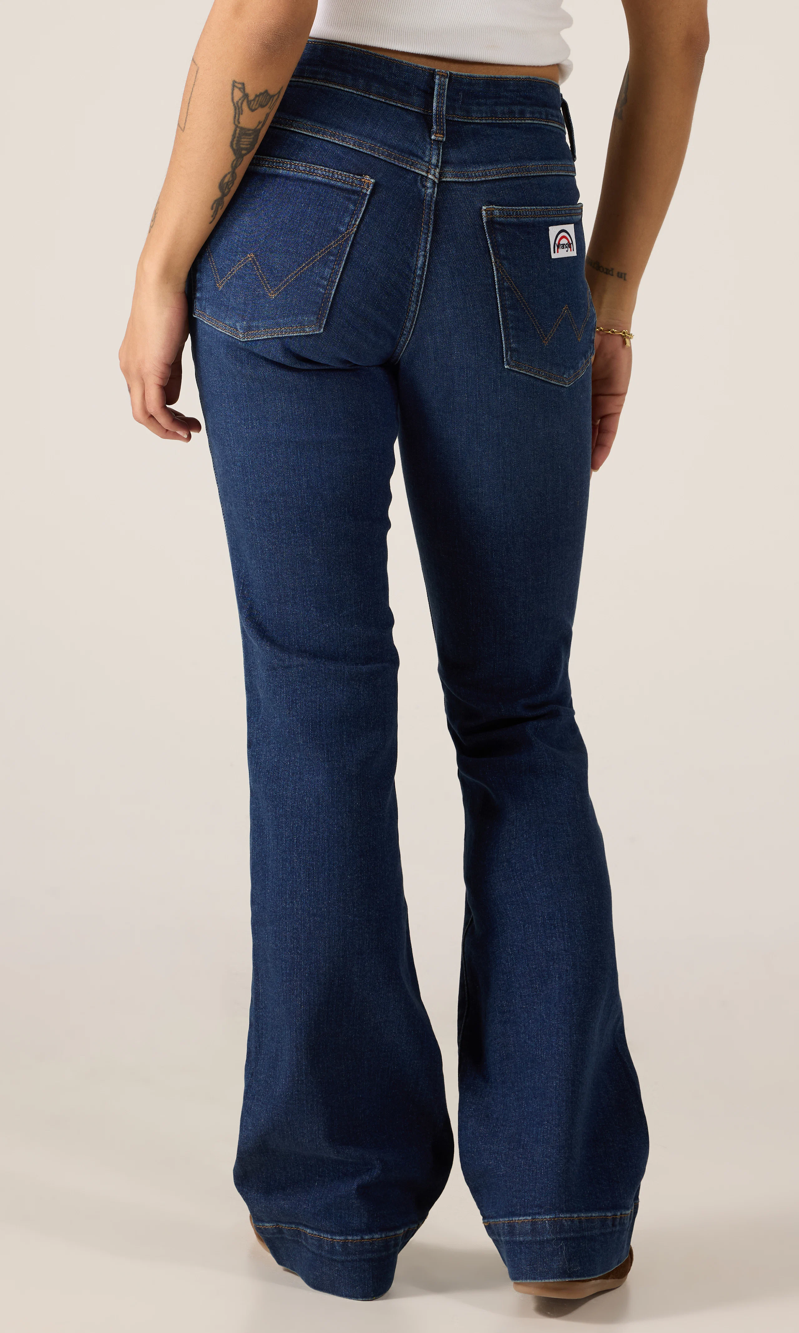 Flare Mörkblå Jeans. Back. Model.