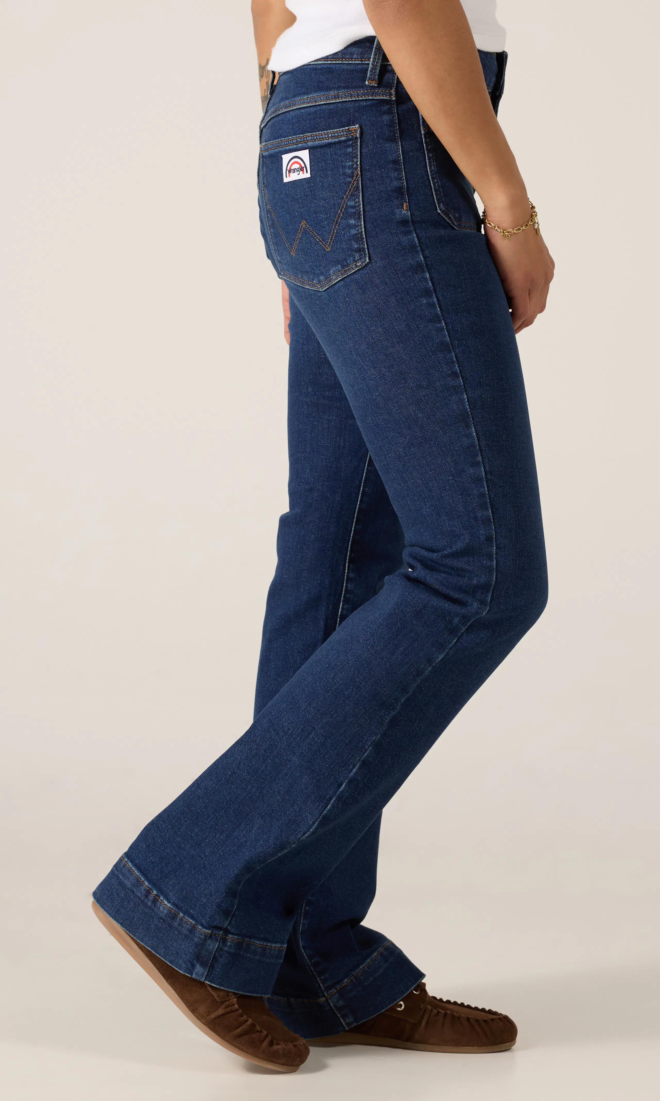 Flare Mörkblå Jeans. Front 2. Model.