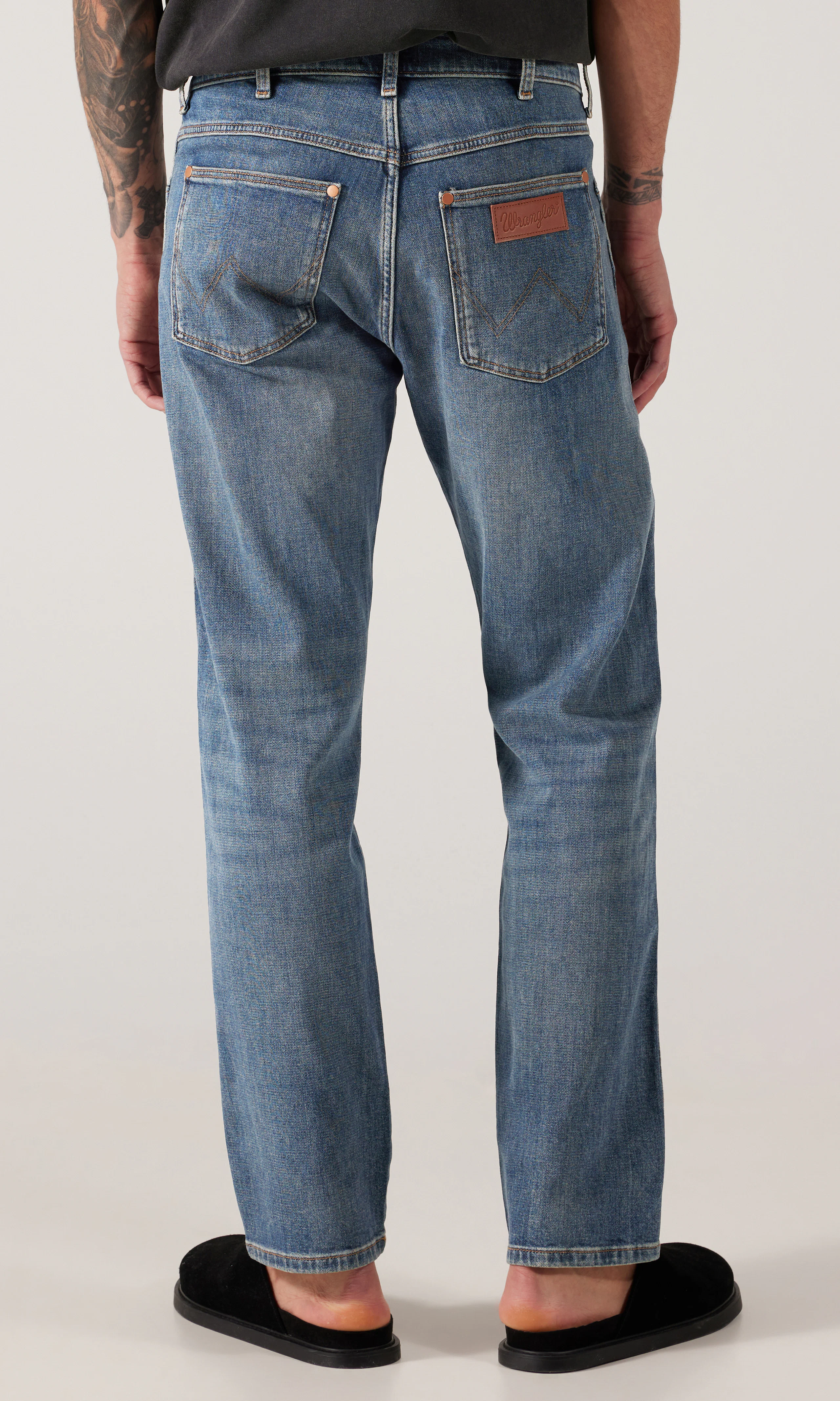 Frontier Straight Mörkblå Jeans. Back. Model.
