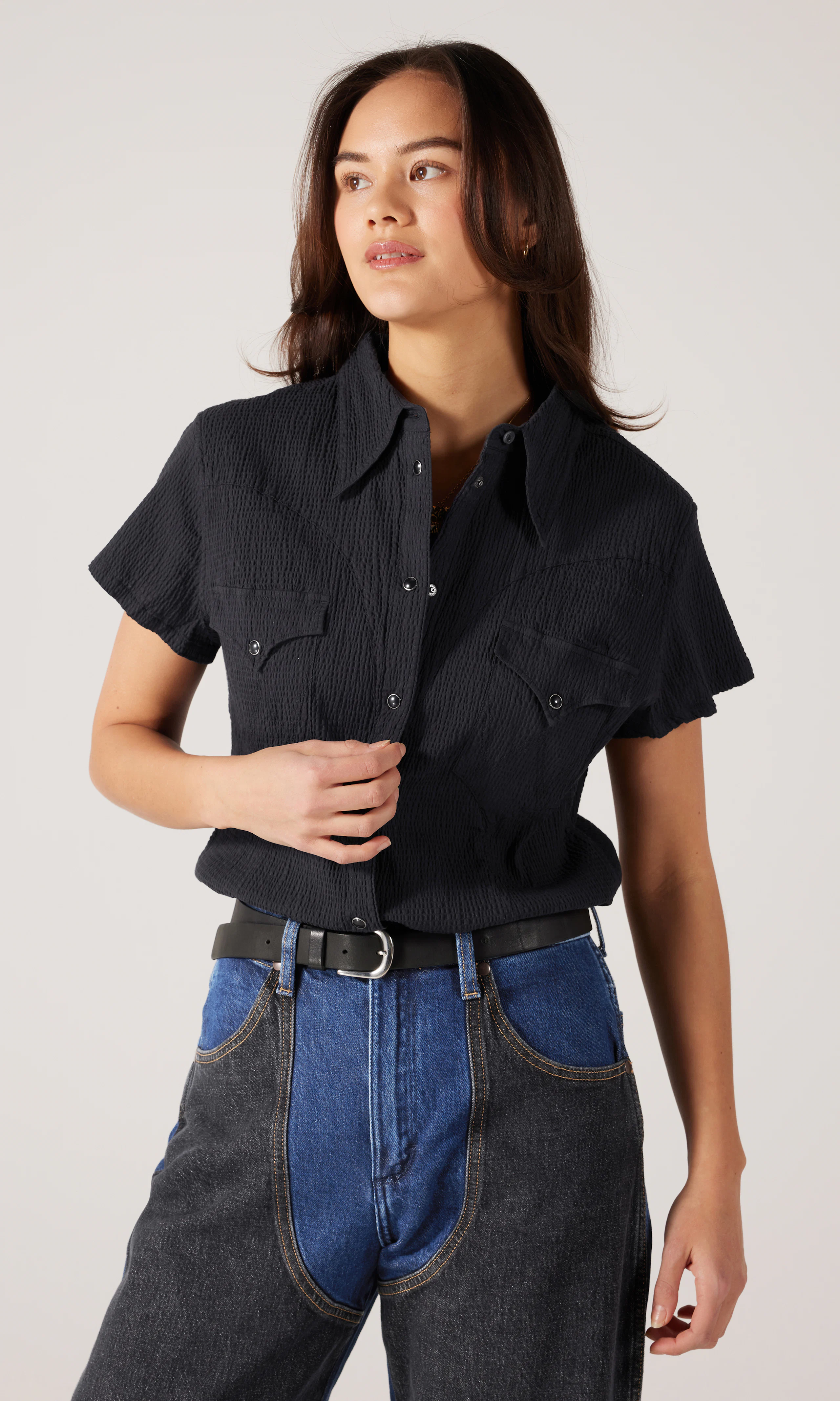 Slim Stylized Western Svart Skjorte. Front. Model.