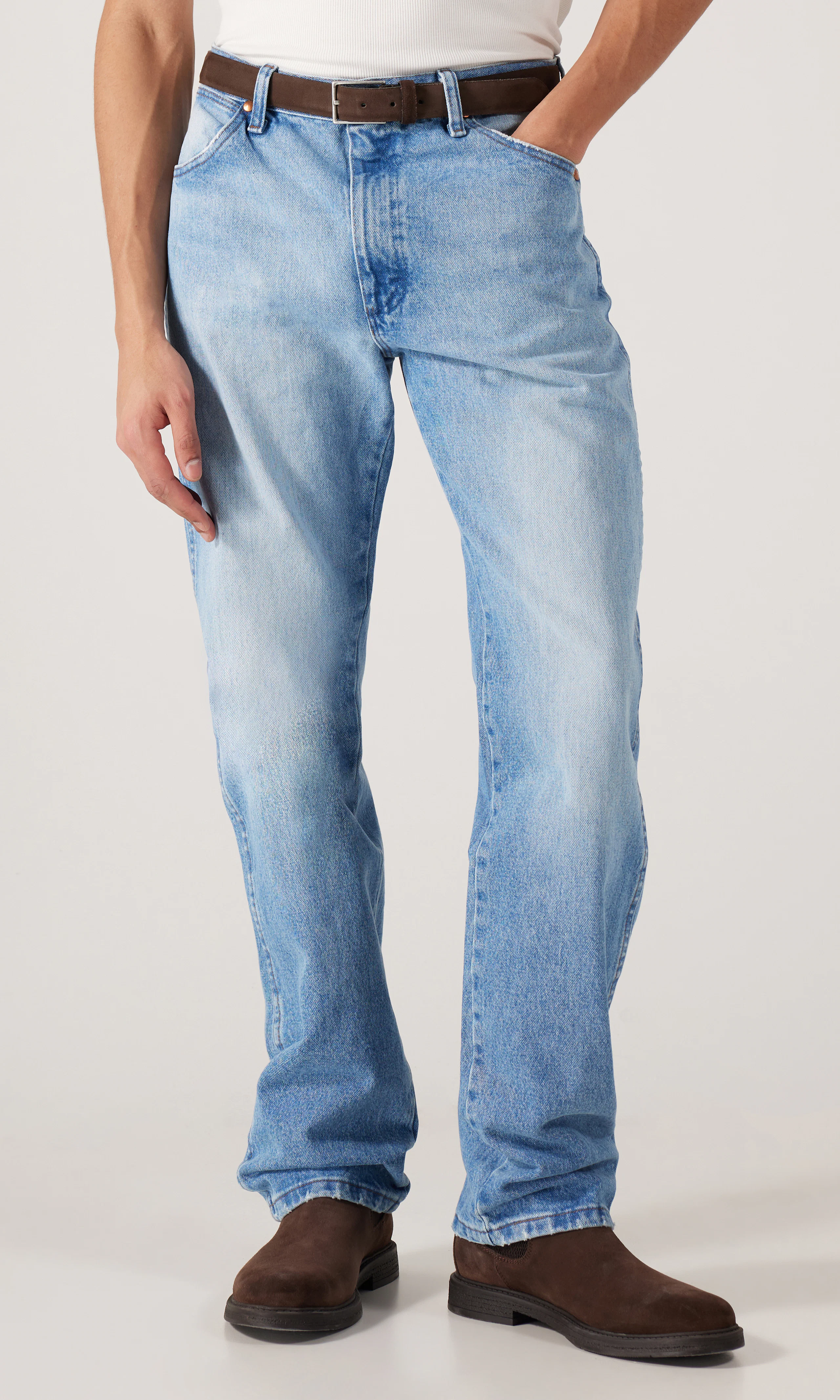13MWZ Cowboy Cut® Ljusblå Jeans. Front. Model.