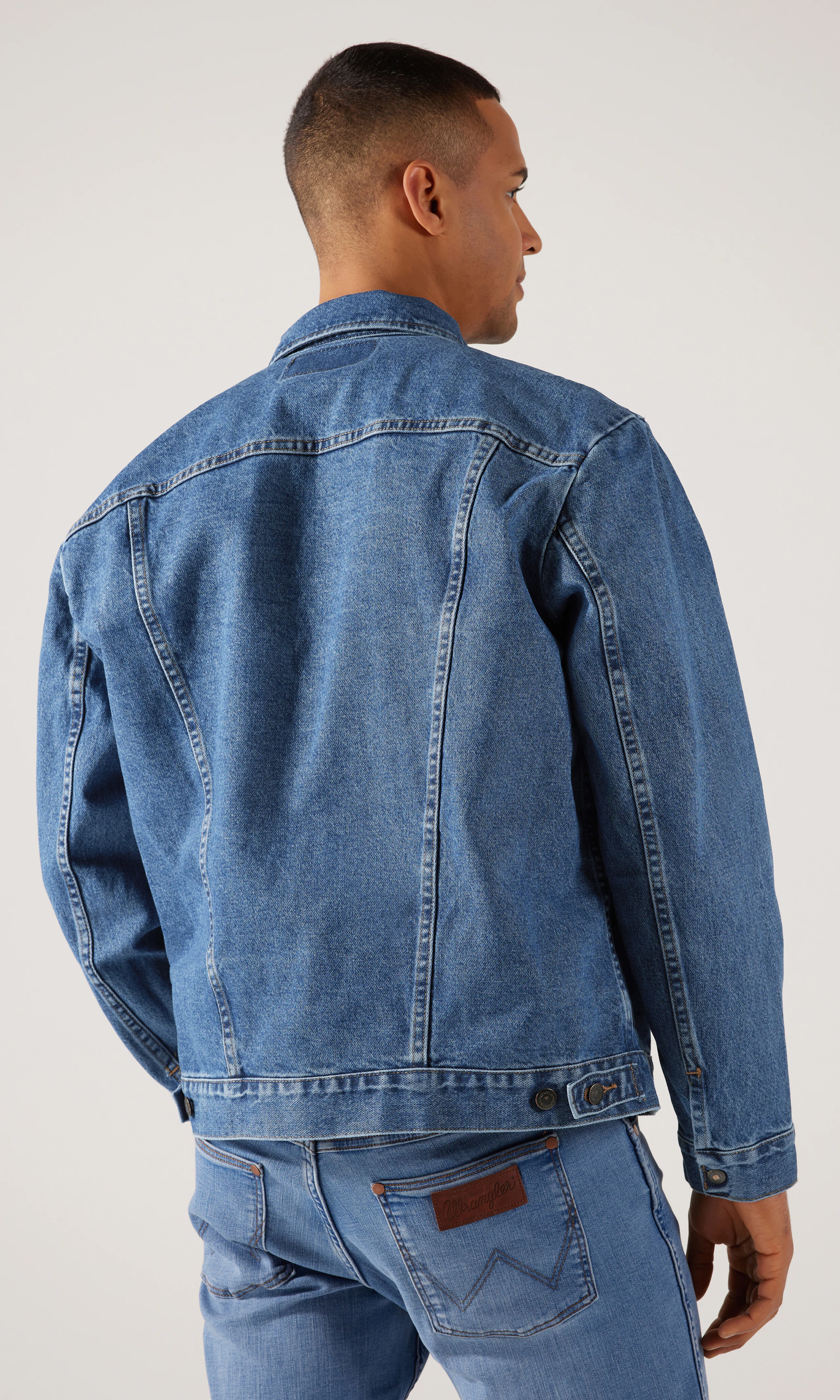 Cowboy Cut Farkkutakki. Back. Model.
