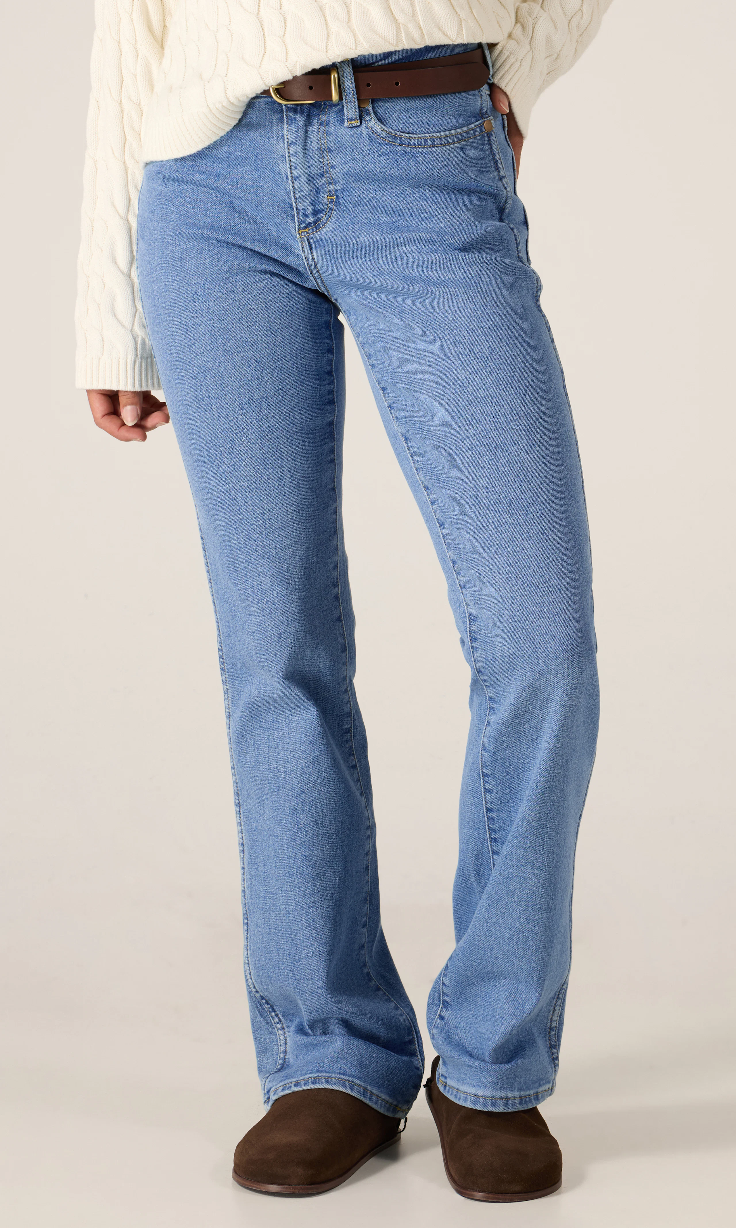 Dallas Ljusblå Jeans. Front. Model.