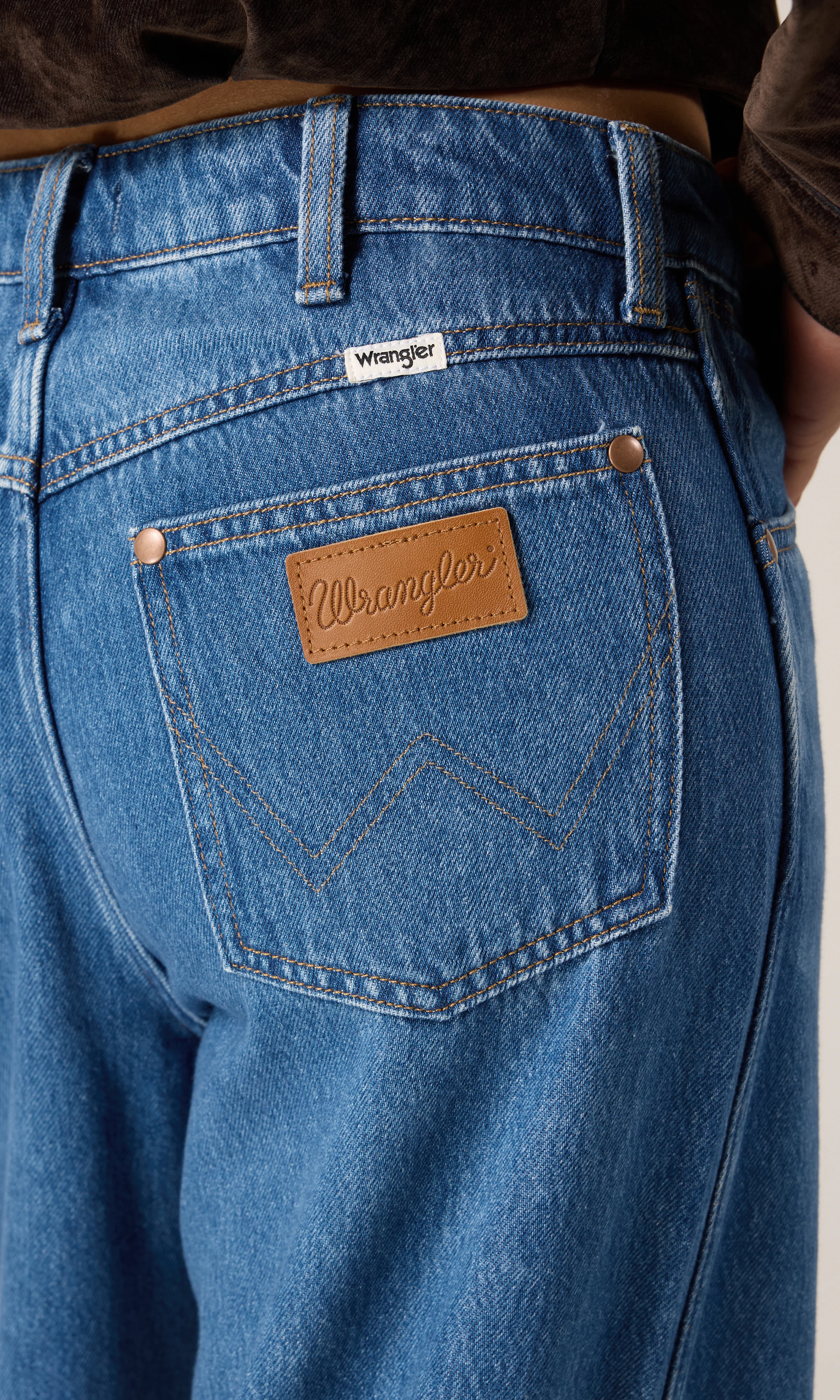 Canyon Mørk Blå Jeans. Detail 2. Model.