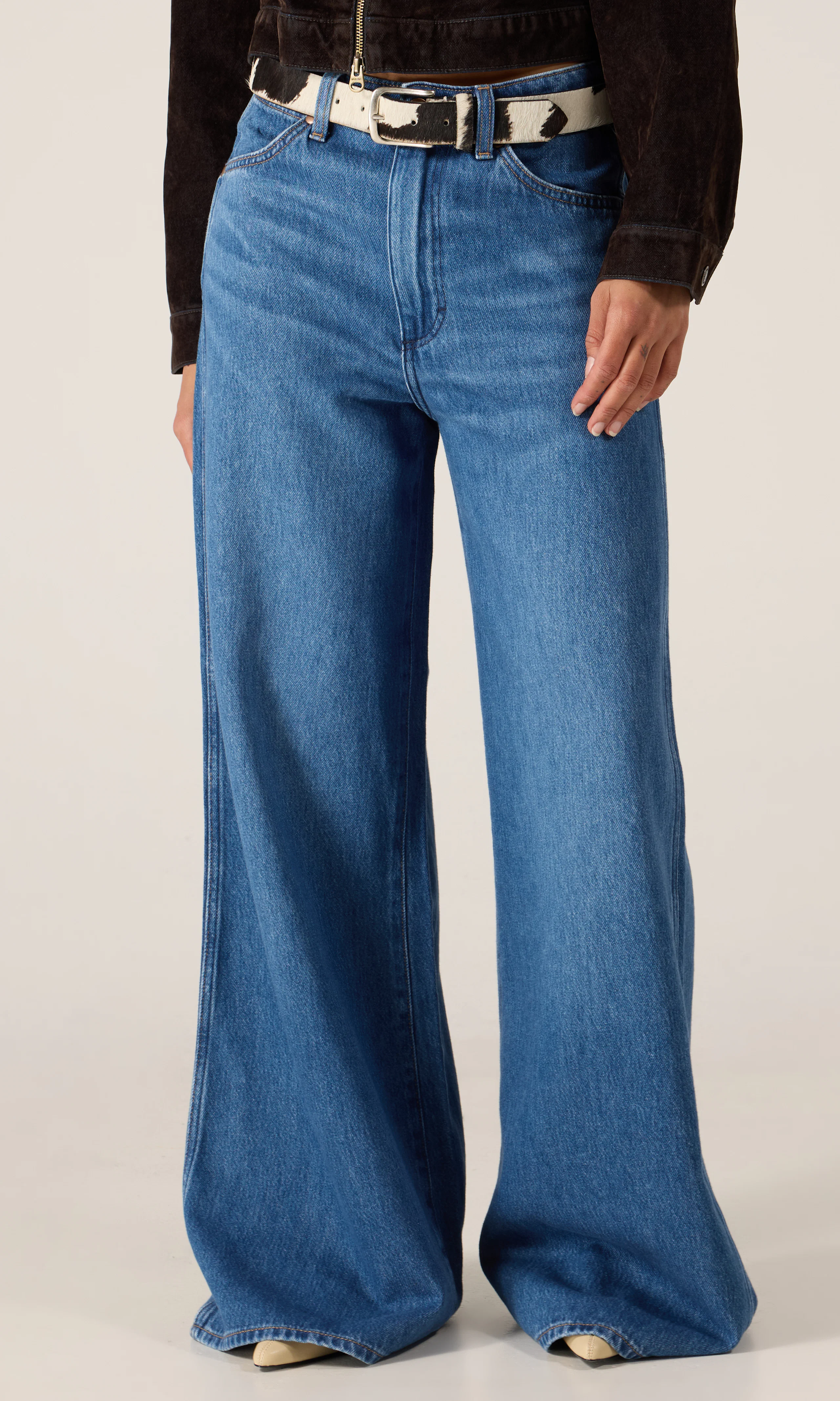 Canyon Mørk Blå Jeans. Front. Model.