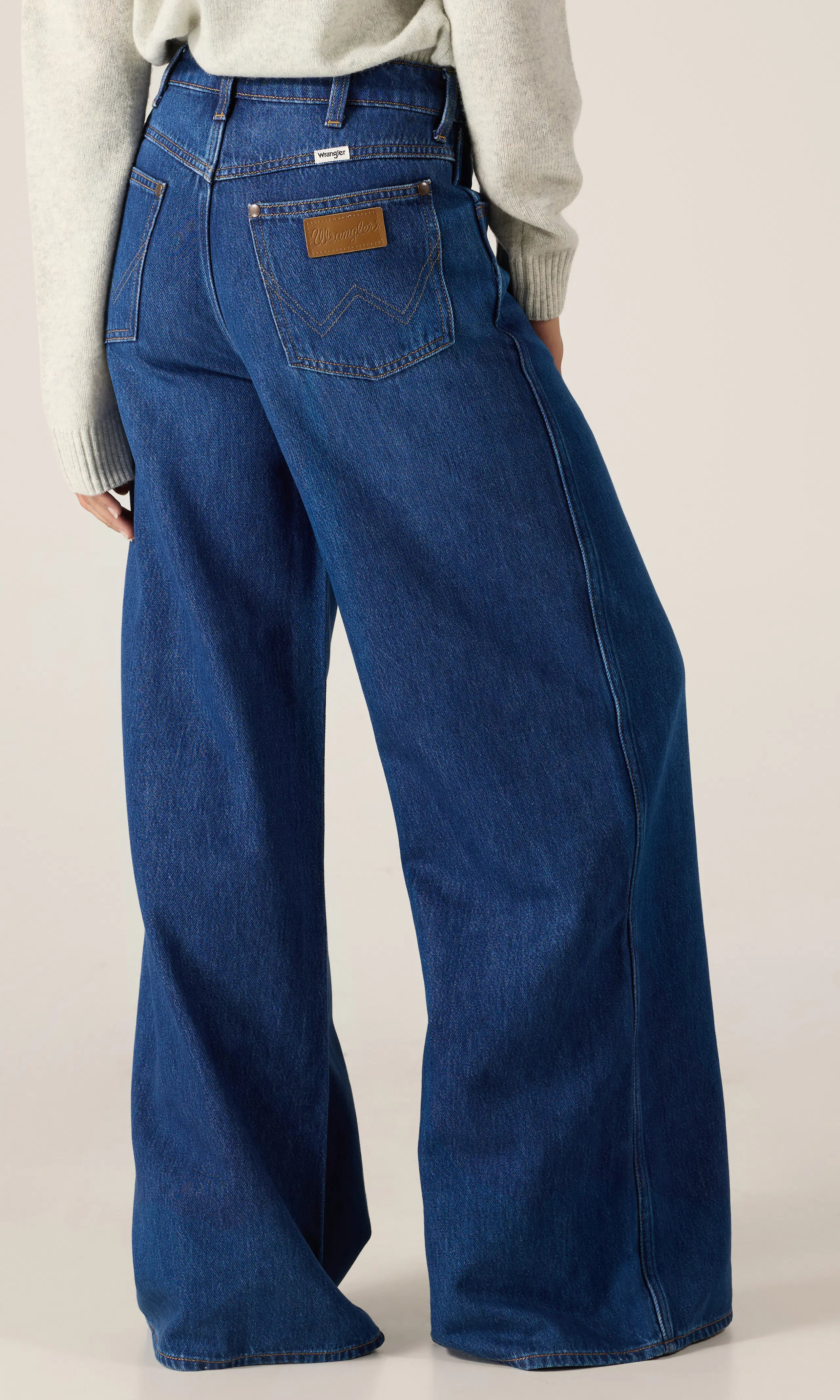 Canyon Mörkblå Jeans. Back. Model.