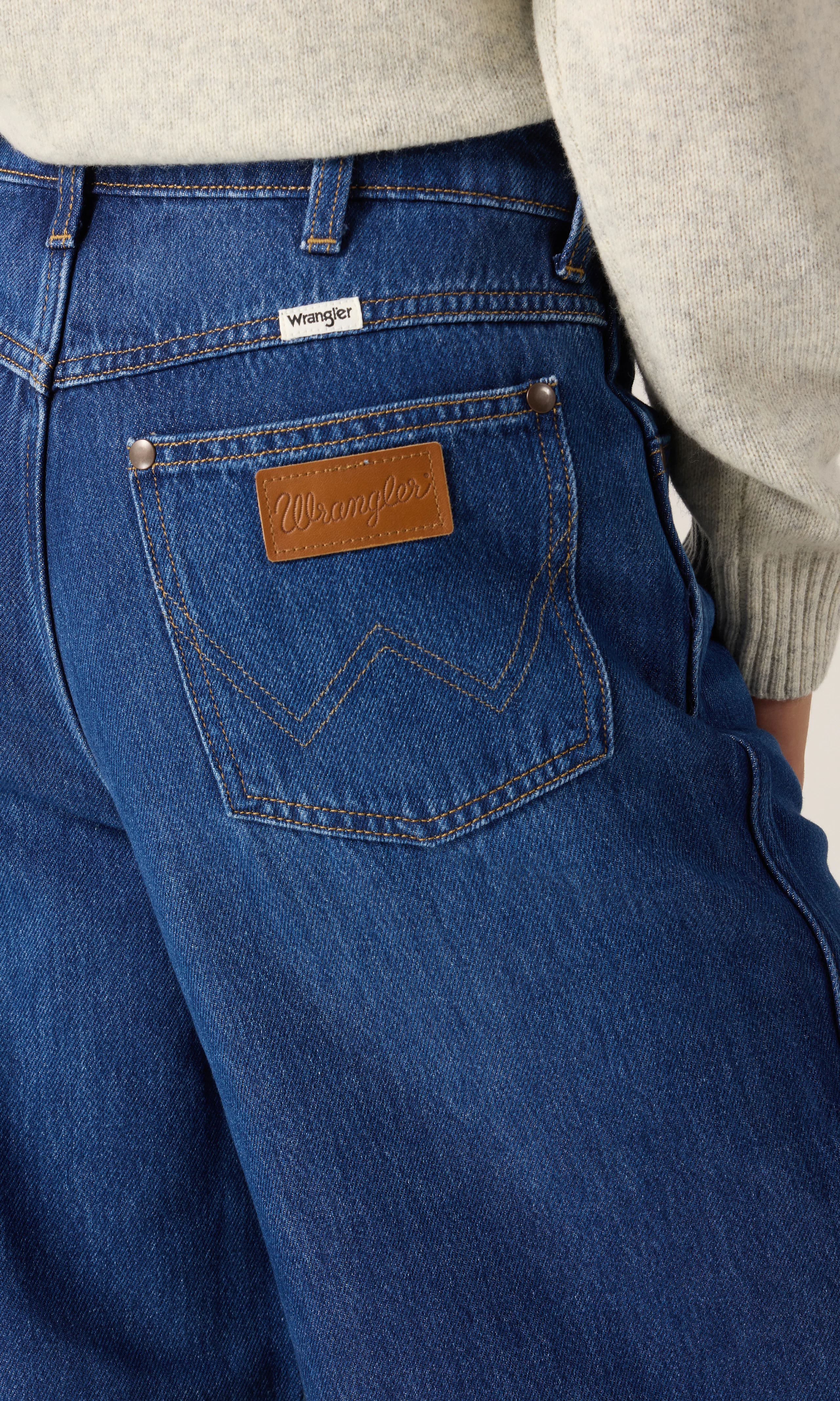 Canyon Mörkblå Jeans. Detail 2. Model.