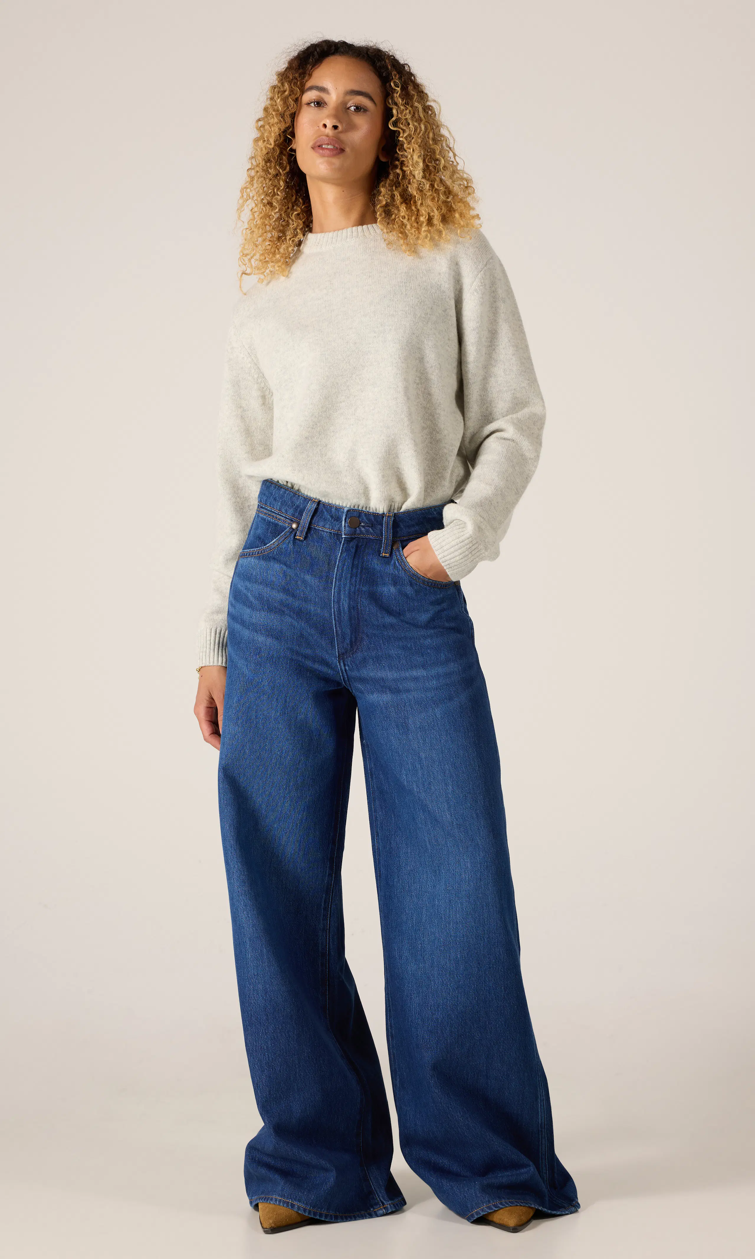 Canyon Mörkblå Jeans. Front 1. Model.