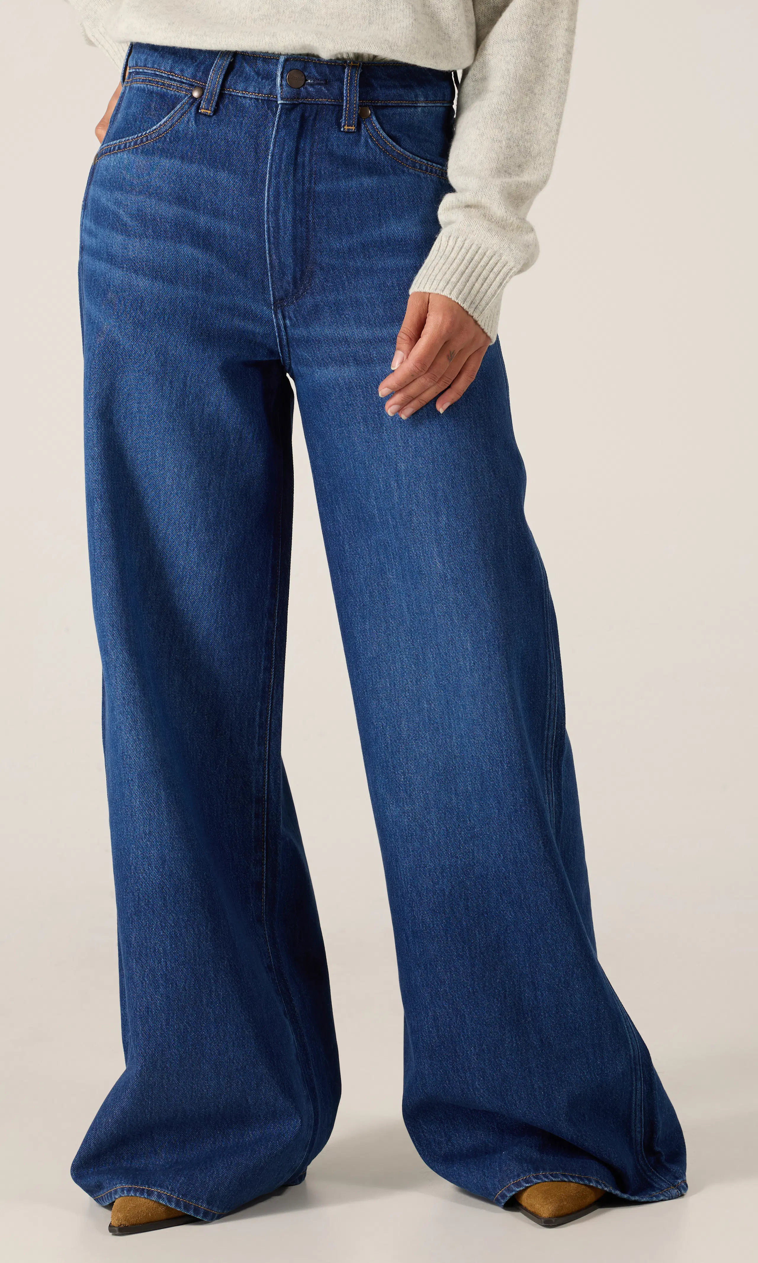 Canyon Mörkblå Jeans. Front. Model.