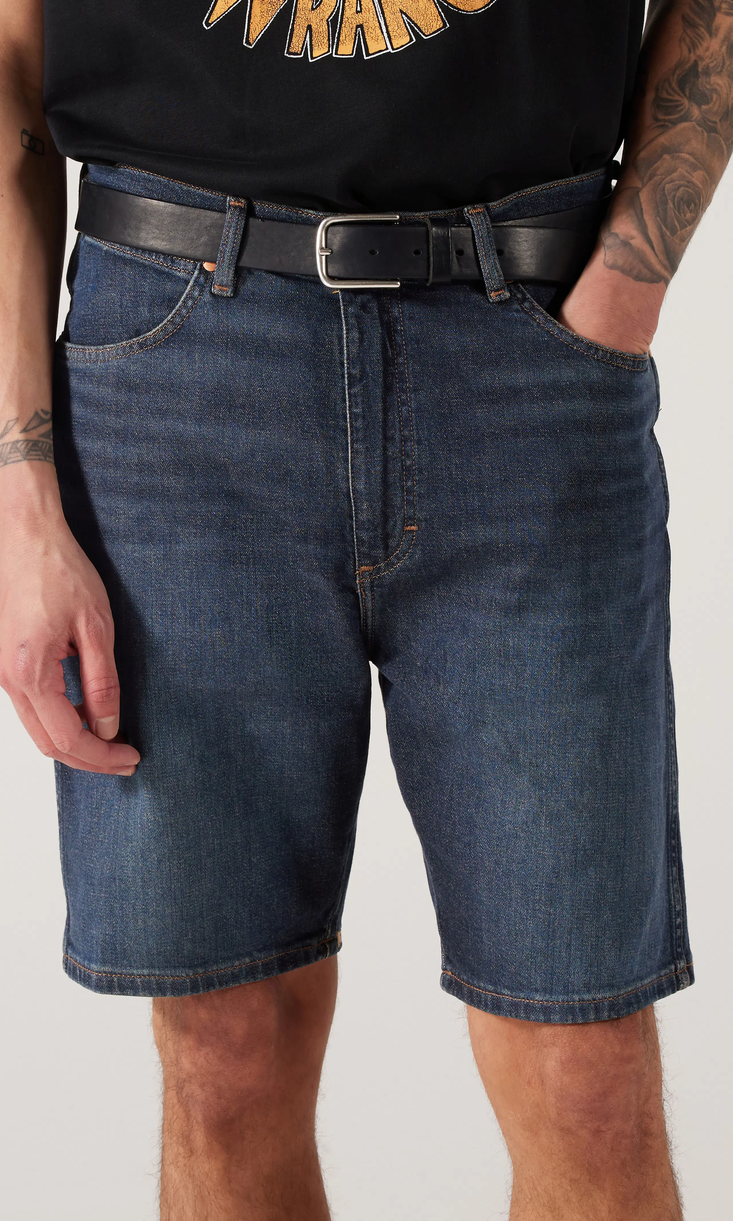 Cowboy Mørk Blå Shorts. Front. Model.